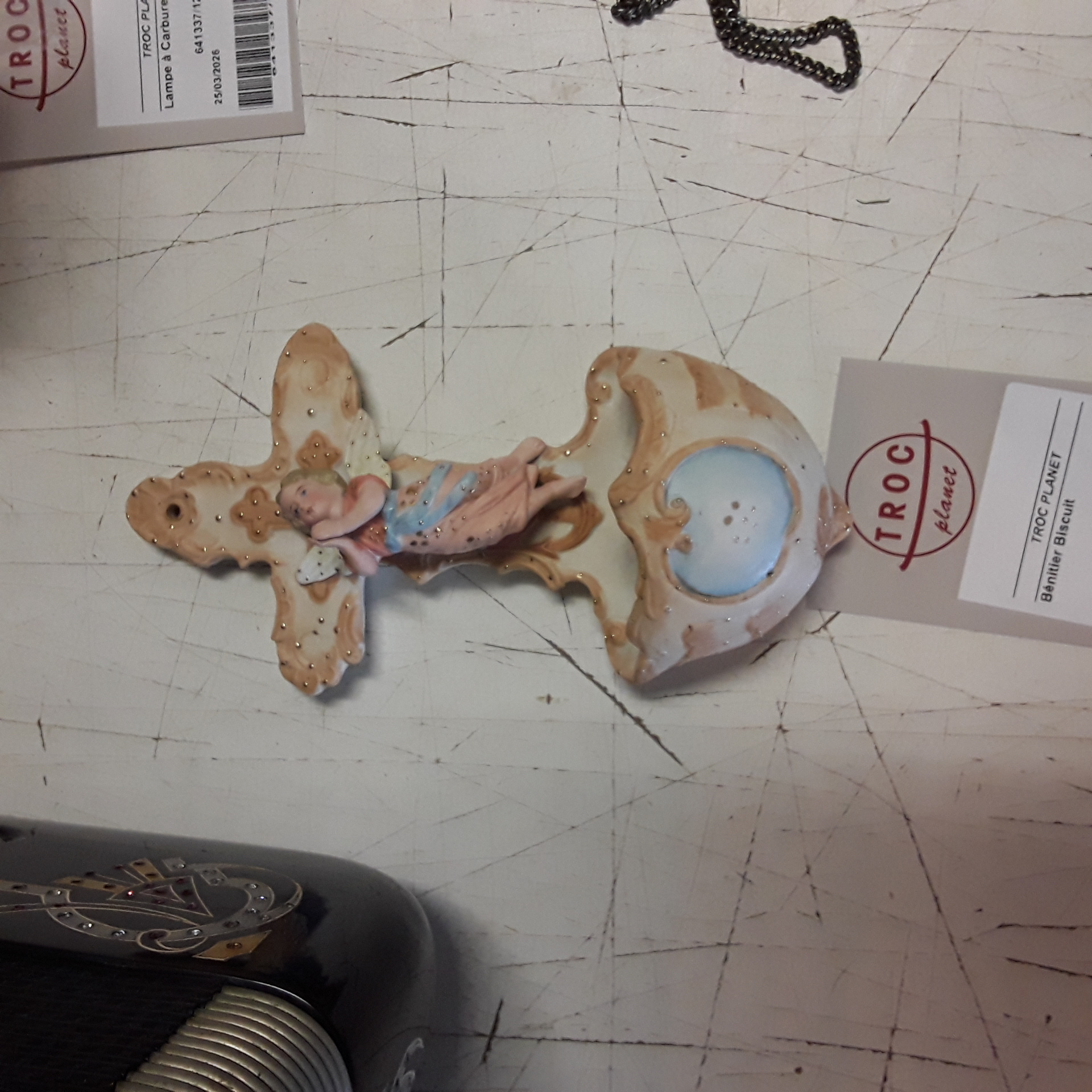 <p>Bénitier Biscuit <br />25,00 € T.T.C<br /><a href="/Article/123417?type=depose" style="color:white;" target="_blank">Lien vers l'article</a></p>