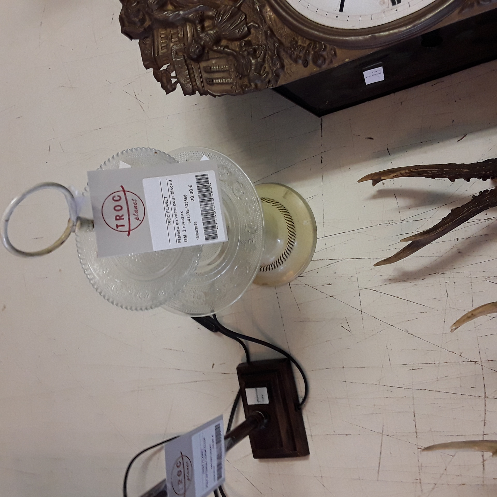 <p>Plateau en verre pour biscuit <br />GM  2 niveaux<br />20,00 € T.T.C<br /><a href="/Article/123568?type=depose" style="color:white;" target="_blank">Lien vers l'article</a></p>