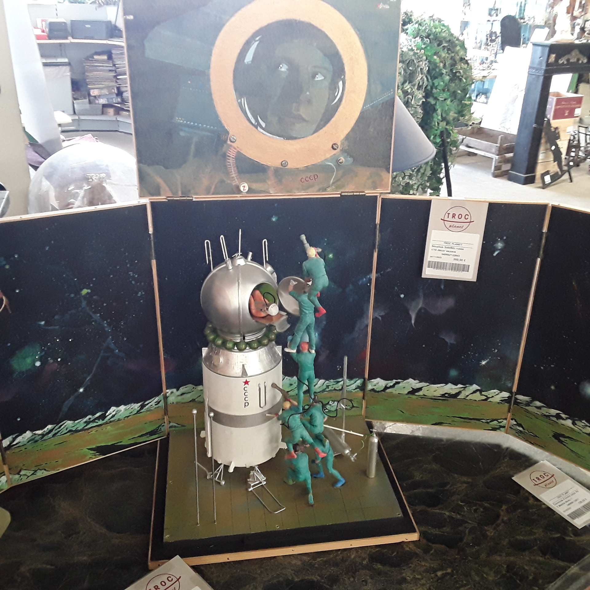 <p>Soyzous Satellite russe<br />1/18 décor espace<br />200,00 € T.T.C<br /><a href="/Article/122643?type=depose" style="color:white;" target="_blank">Lien vers l&#39;article</a></p>