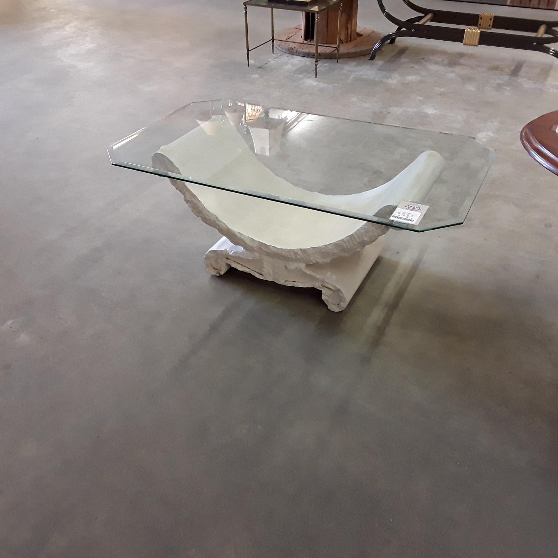 <p>Table de salon vitrée 107 x 63<br />cm Pied en fibre de verre<br />80,00 € T.T.C<br /><a href="/Article/122915?type=depose" style="color:white;" target="_blank">Lien vers l'article</a></p>