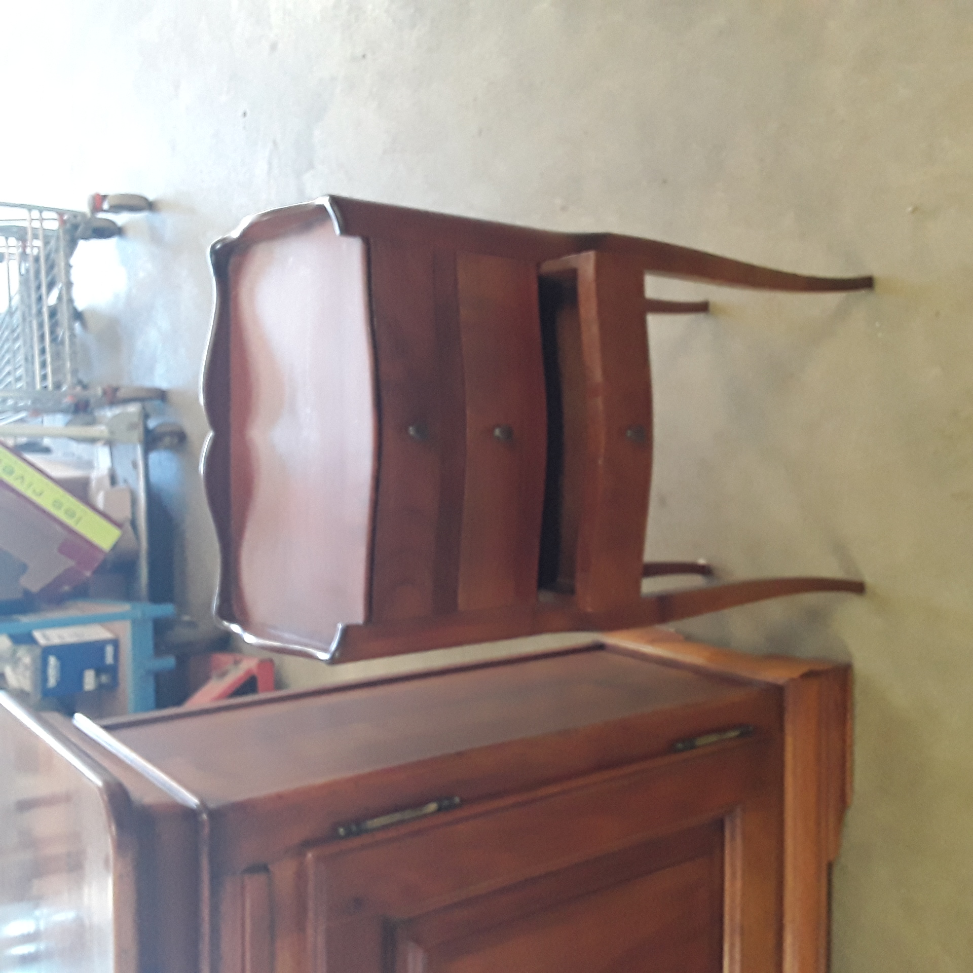 <p>Table de nuit Merisier<br />3 tiroirs<br />40,00 € T.T.C<br /><a href="/Article/123428?type=depose" style="color:white;" target="_blank">Lien vers l'article</a></p>