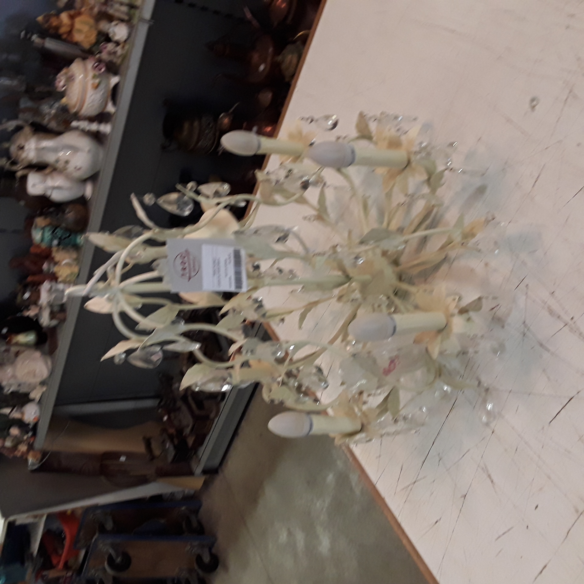 <p>Lustre en métal blanc<br />40,00 € T.T.C<br /><a href="/Article/123488?type=depose" style="color:white;" target="_blank">Lien vers l'article</a></p>