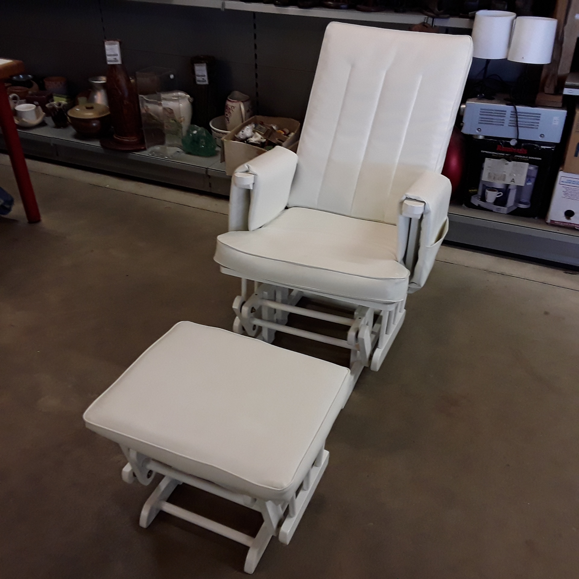 <p>Rocking Chair blanc avec<br />repose pied<br />80,00 € T.T.C<br /><a href="/Article/122828?type=depose" style="color:white;" target="_blank">Lien vers l'article</a></p>