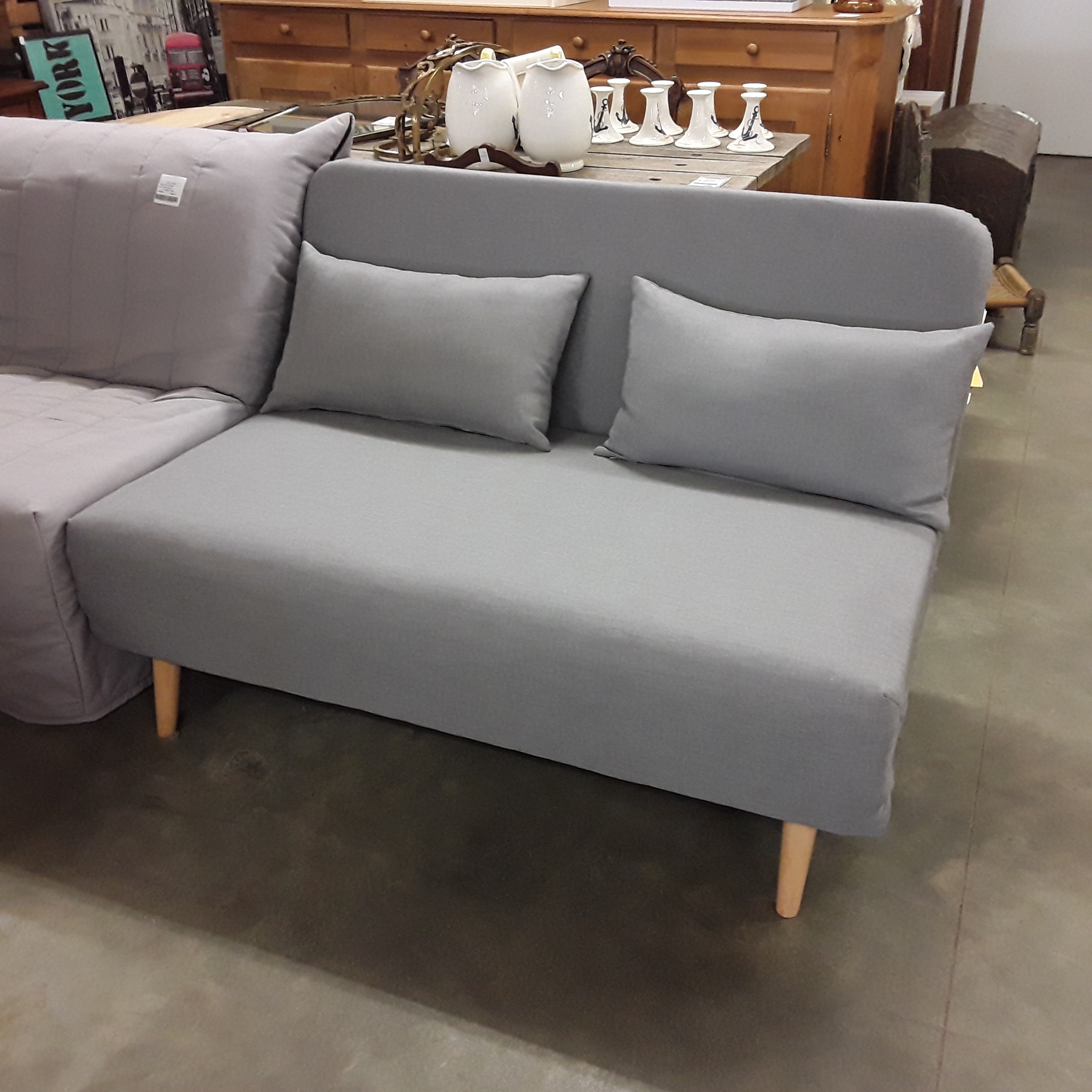 <p>Futon gris 2 places<br />125,00 € T.T.C<br /><a href="/Article/121607?type=depose" style="color:white;" target="_blank">Lien vers l&#39;article</a></p>