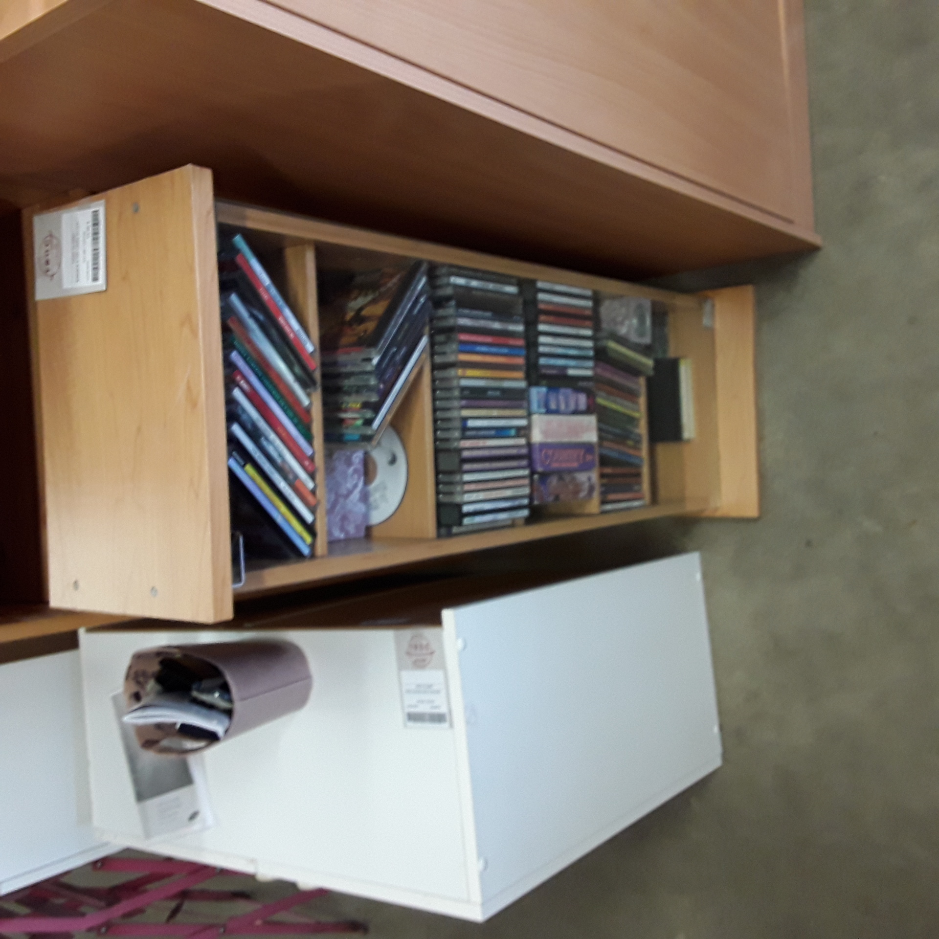 <p>Etagère a CD vitrée en pin<br />15,00 € T.T.C<br /><a href="/Article/123756?type=depose" style="color:white;" target="_blank">Lien vers l'article</a></p>