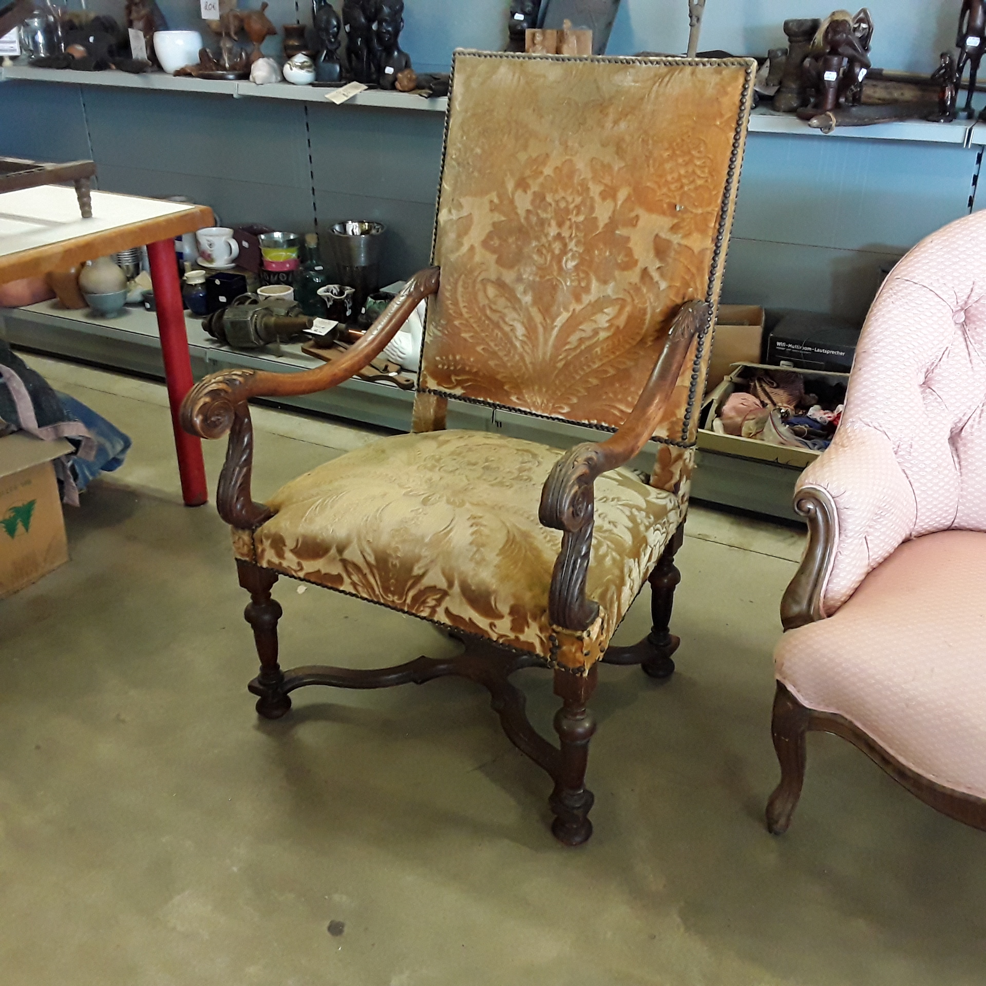 <p>Fauteuil style Louis XIII<br />40,00 € T.T.C<br /><a href="/Article/122063?type=depose" style="color:white;" target="_blank">Lien vers l&#39;article</a></p>