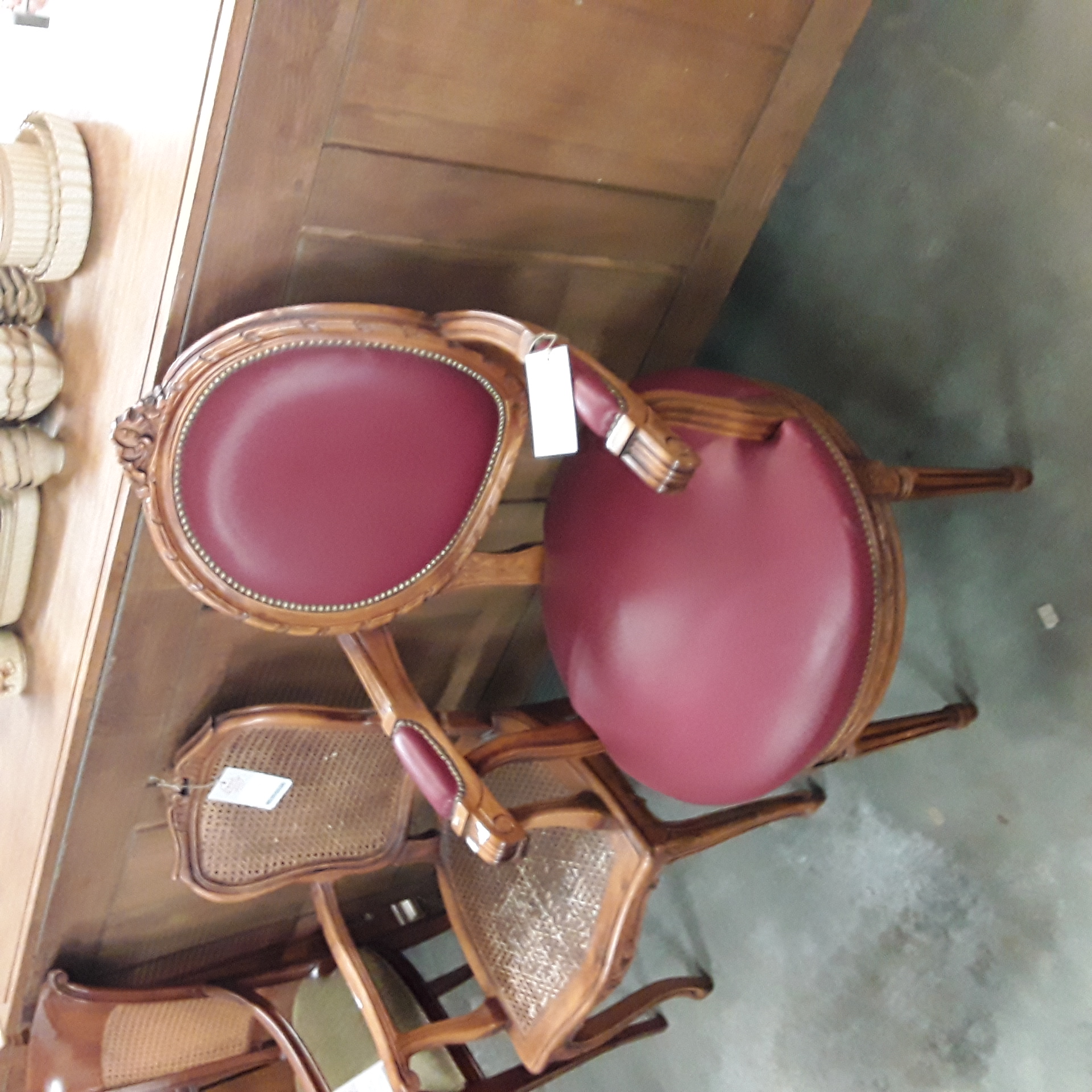 <p>Fauteuil pivotant Louis XVI<br />Cuir (316)<br />145,00 € T.T.C<br /><a href="/Article/4777?type=neuf" style="color:white;" target="_blank">Lien vers l'article</a></p>