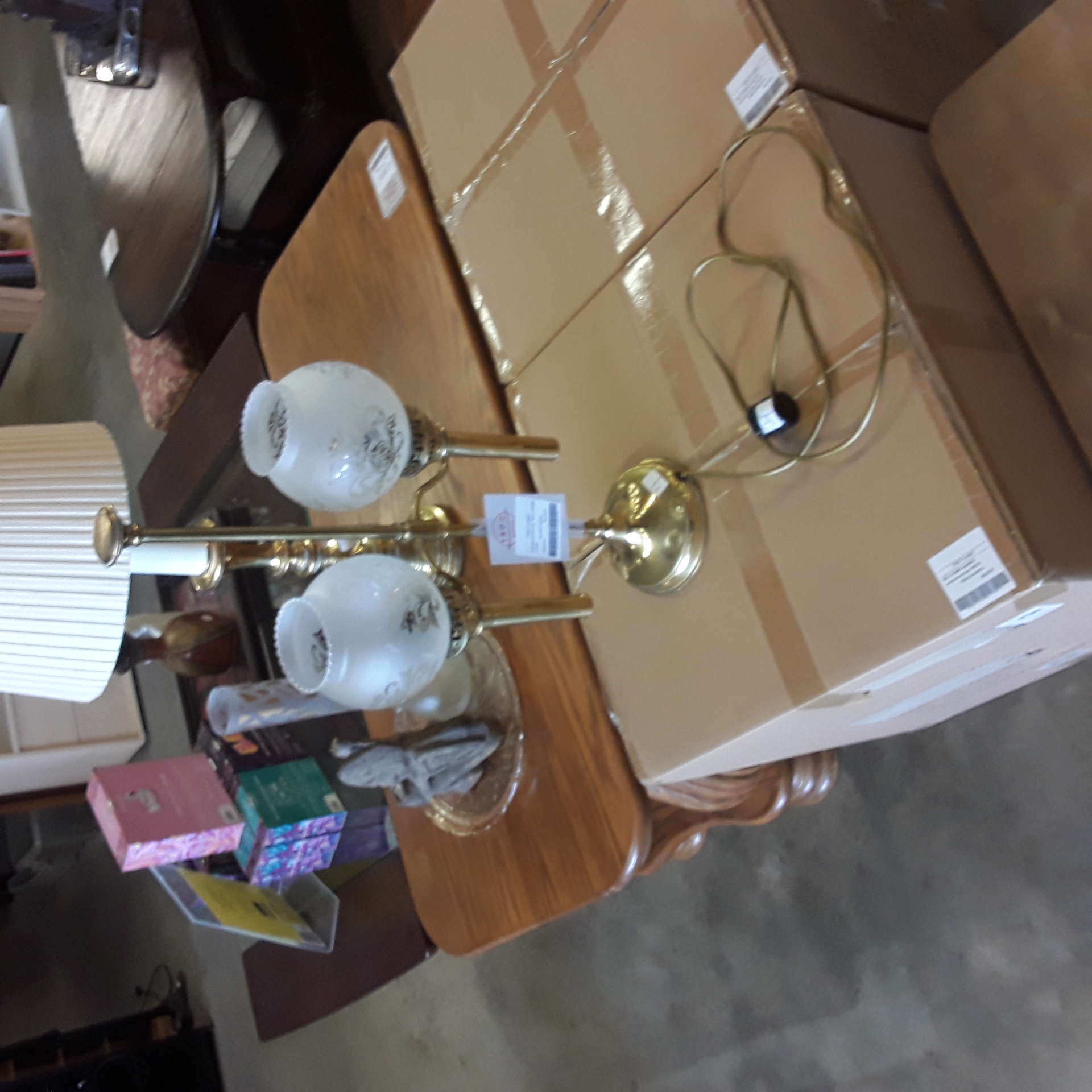 <p>Lampe ancienne  deux bobêche<br /> métal<br />50,00 € T.T.C<br /><a href="/Article/123956?type=depose" style="color:white;" target="_blank">Lien vers l'article</a></p>