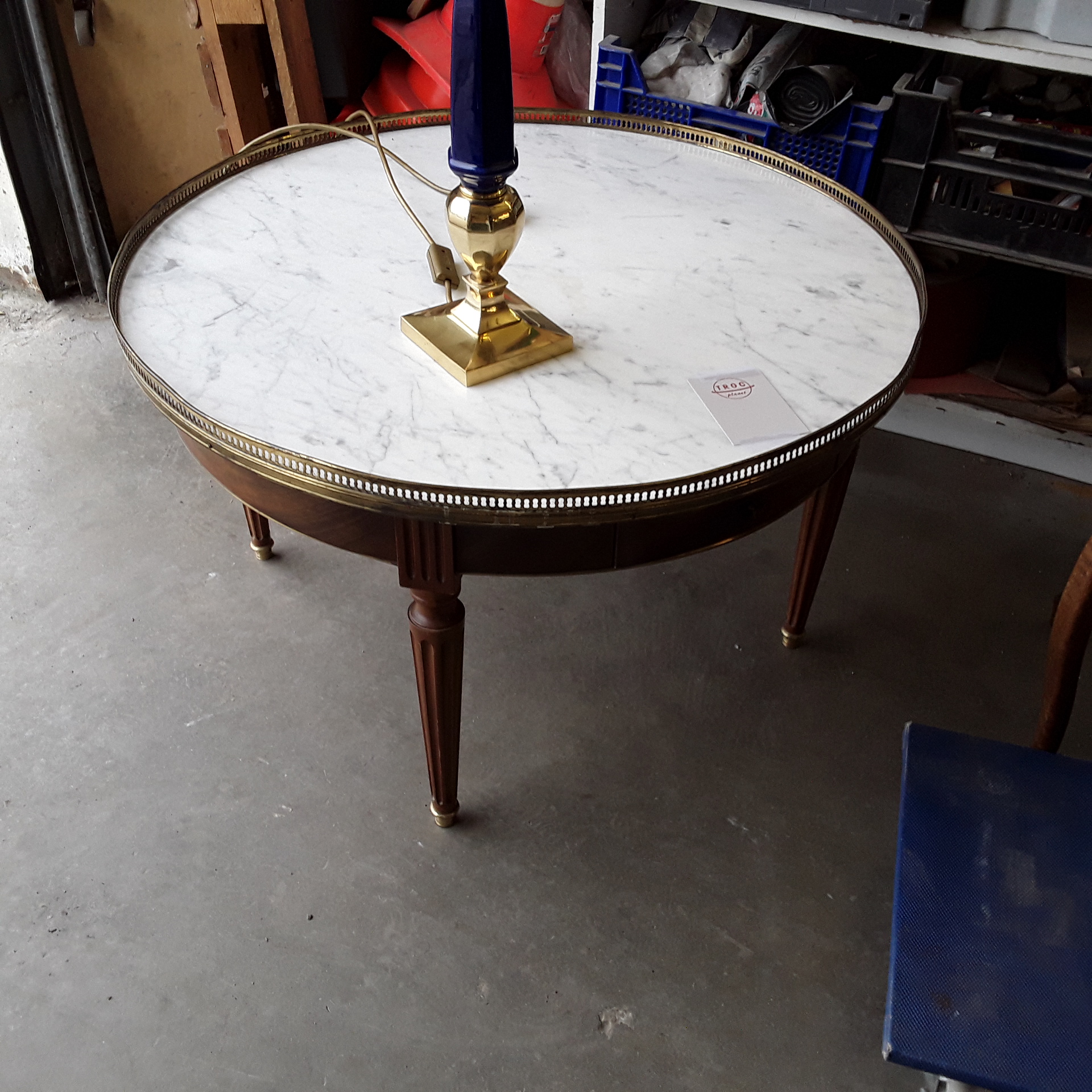 <p>Table ronde 80 cm mabre blanc<br />2 tiroirs tour doré<br />120,00 € T.T.C<br /><a href="/Article/122836?type=depose" style="color:white;" target="_blank">Lien vers l'article</a></p>