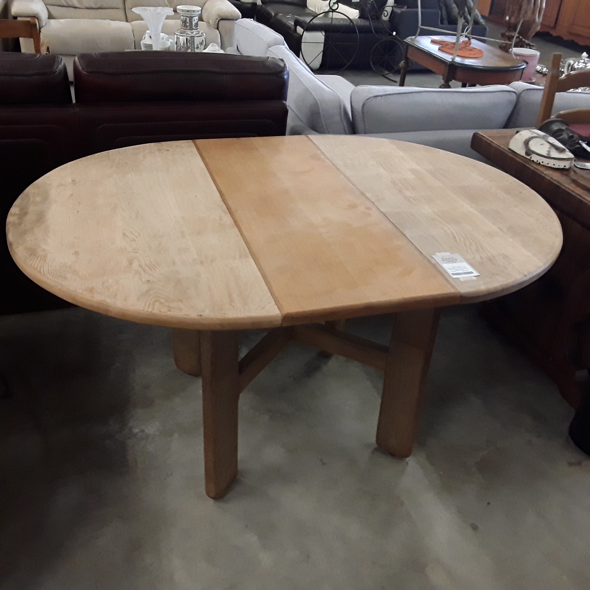 <p>Table ronde / ovale en bois<br />+ rallonge 105 x 105 / 145 cm<br />150,00 € T.T.C<br /><a href="/Article/121734?type=depose" style="color:white;" target="_blank">Lien vers l&#39;article</a></p>