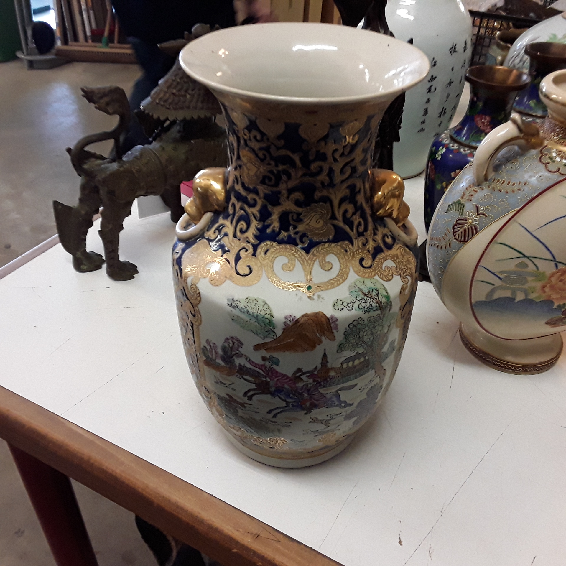 <p>Vase chinois décor cavalier<br />48,00 € T.T.C<br /><a href="/Article/118597?type=depose" style="color:white;" target="_blank">Lien vers l&#39;article</a></p>