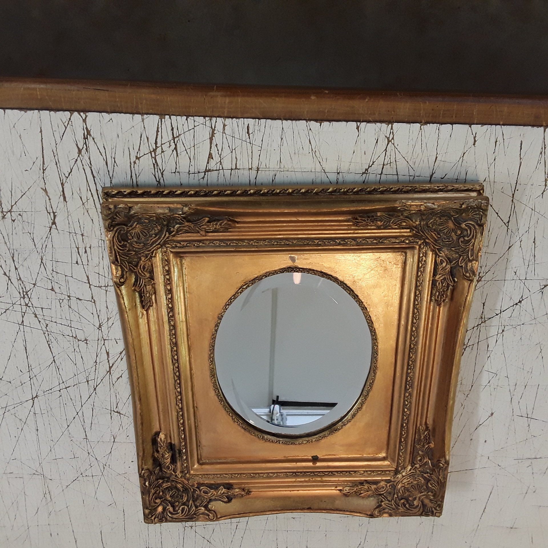<p>Miroir oval ancien <br />encadrement rectangle doré<br />60,00 € T.T.C<br /><a href="/Article/124367?type=depose" style="color:white;" target="_blank">Lien vers l'article</a></p>