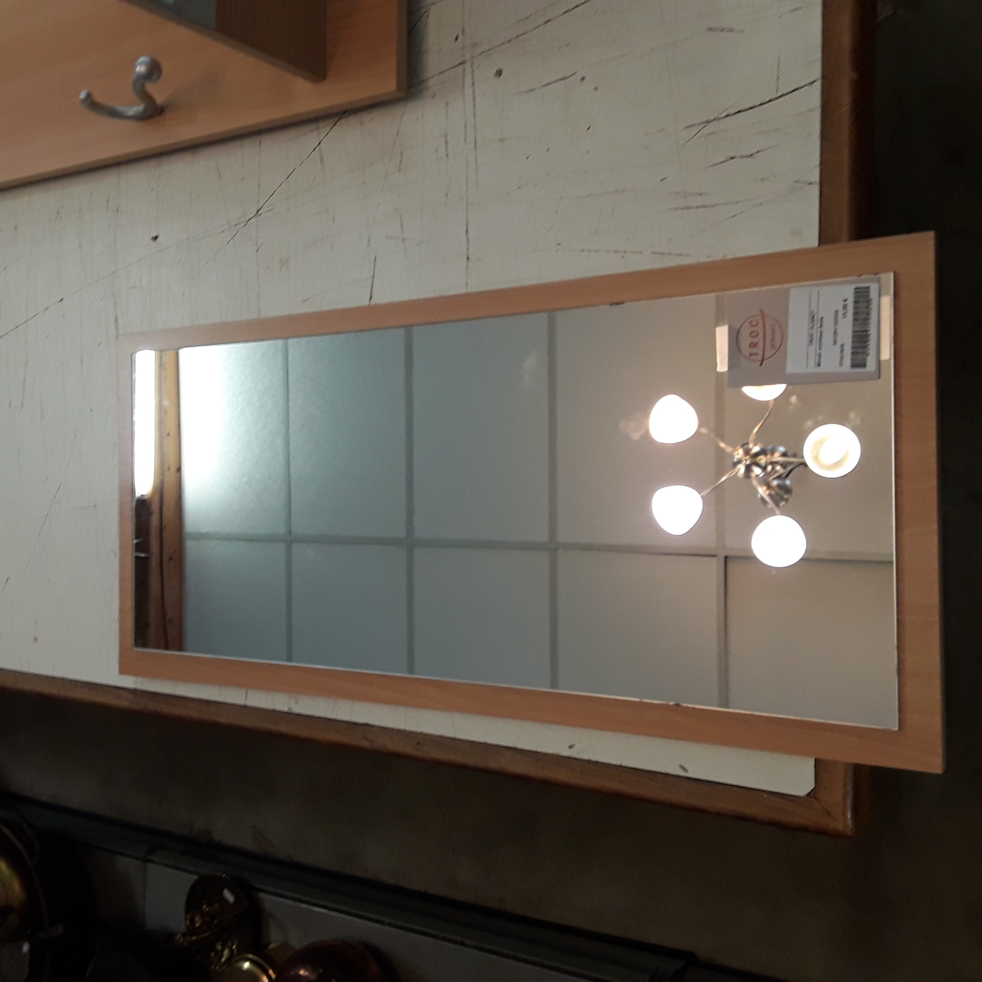 <p>Miroir contour bois<br />15,00 € T.T.C<br /><a href="/Article/123332?type=depose" style="color:white;" target="_blank">Lien vers l'article</a></p>