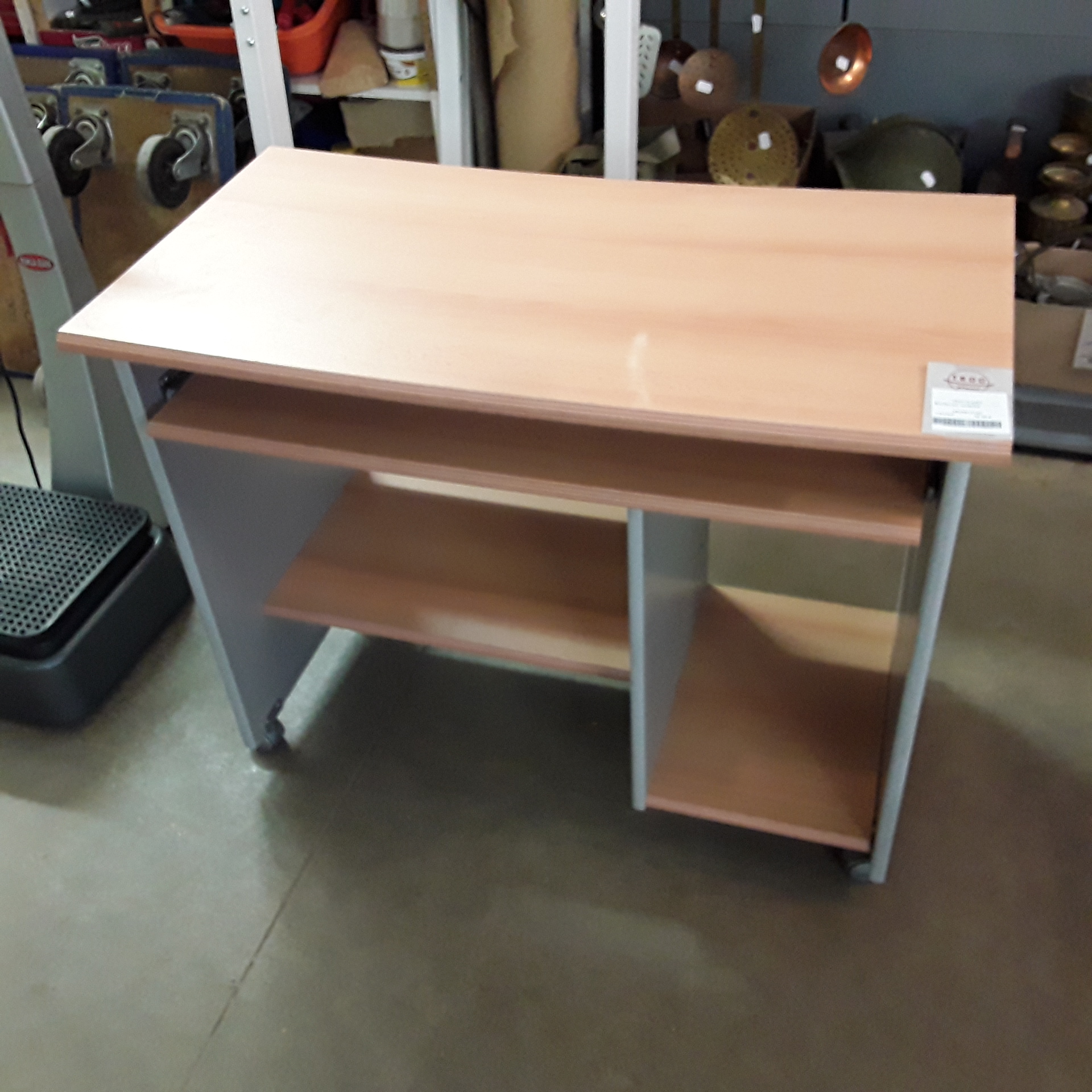 <p>Bureau sur roulettes<br />40,00 € T.T.C<br /><a href="/Article/121383?type=depose" style="color:white;" target="_blank">Lien vers l&#39;article</a></p>