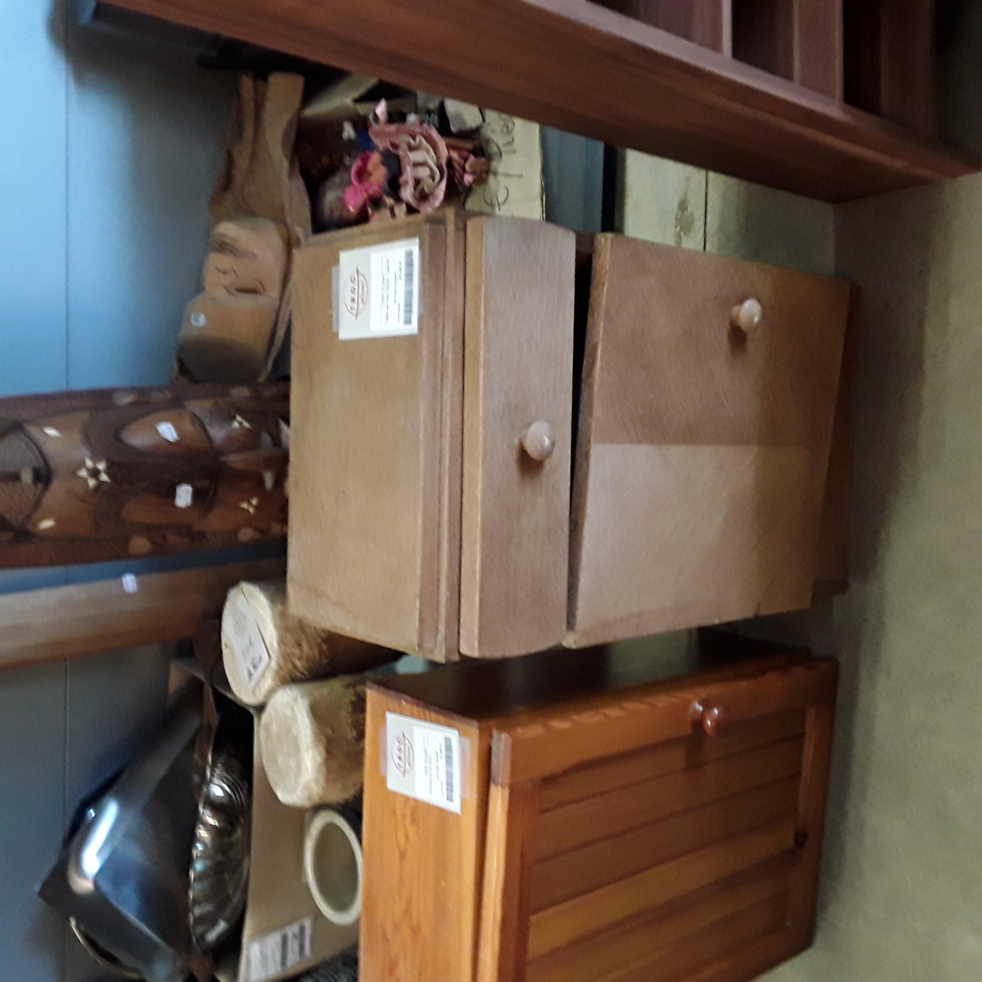 <p>Table de nuit 1tiroir 1 porte<br />20,00 € T.T.C<br /><a href="/Article/123467?type=depose" style="color:white;" target="_blank">Lien vers l'article</a></p>