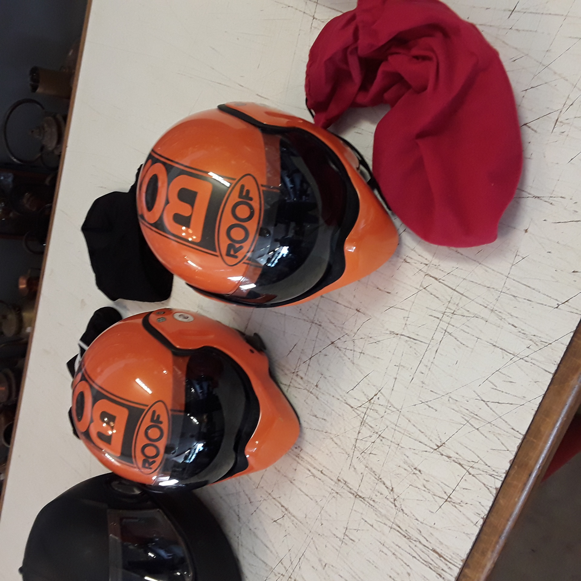 <p>Casque moto orange <br />type : ROOF<br />50,00 € T.T.C<br /><a href="/Article/124323?type=depose" style="color:white;" target="_blank">Lien vers l'article</a></p>