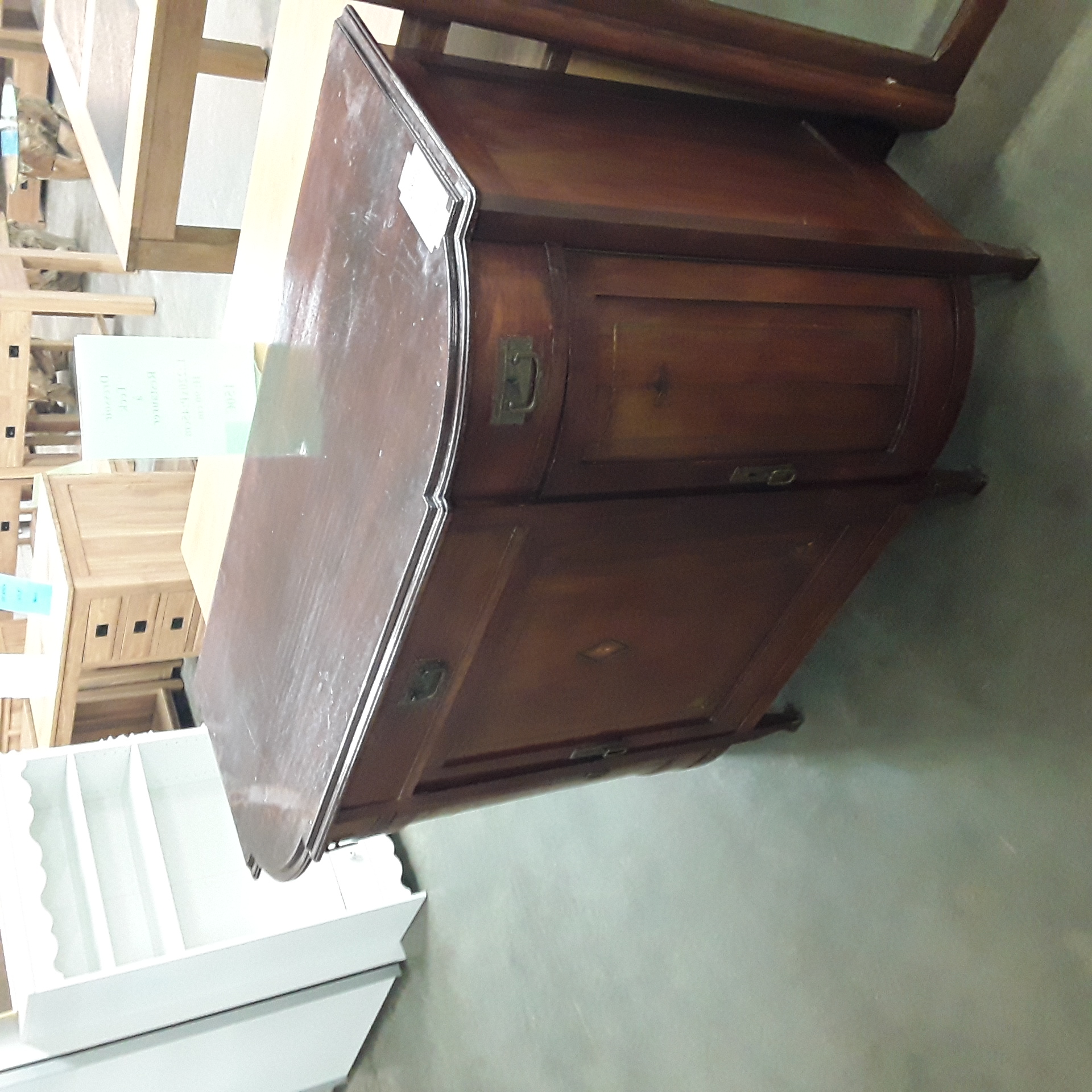 <p>Meuble ancien 3 portes 3 tiroi<br />Bois foncé<br />80,00 € T.T.C<br /><a href="/Article/123630?type=depose" style="color:white;" target="_blank">Lien vers l'article</a></p>