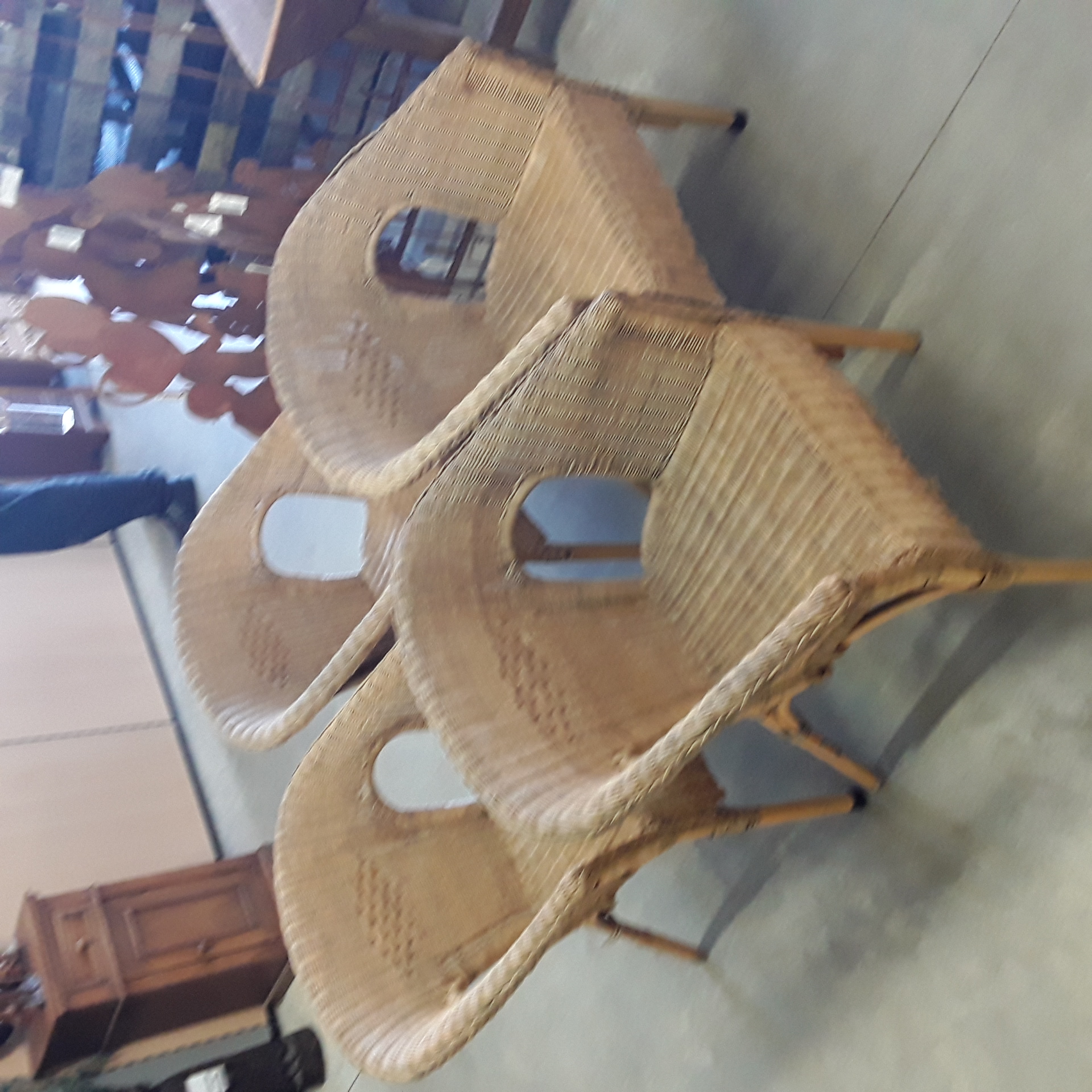 <p>Lot de 4 chaises en rotin<br />60,00 € T.T.C<br /><a href="/Article/124356?type=depose" style="color:white;" target="_blank">Lien vers l'article</a></p>