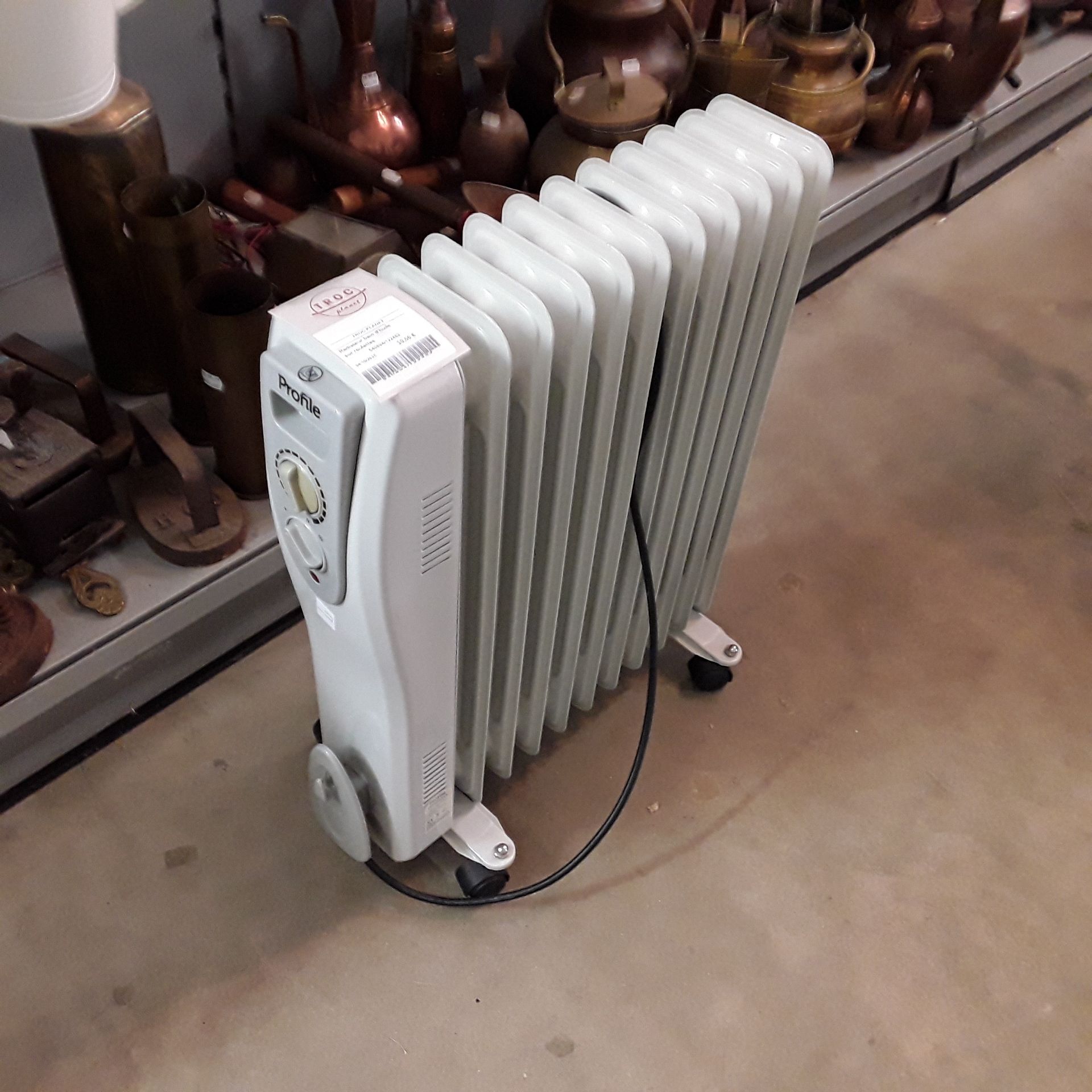 <p>Radiateur bain d'huile<br />sur roulettes<br />30,00 € T.T.C<br /><a href="/Article/122452?type=depose" style="color:white;" target="_blank">Lien vers l&#39;article</a></p>