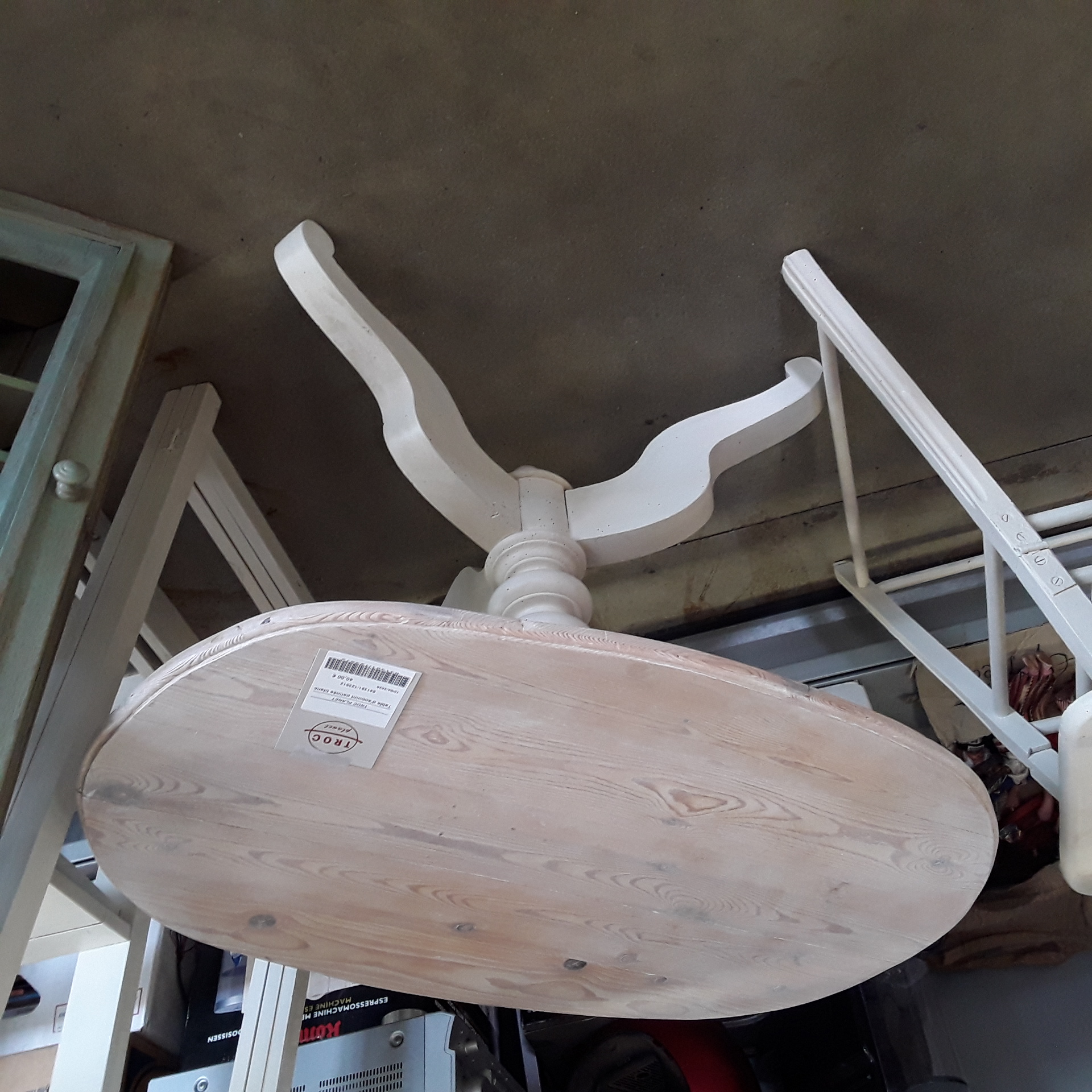 <p>Table d'appoint patinée blanc<br />40,00 € T.T.C<br /><a href="/Article/123512?type=depose" style="color:white;" target="_blank">Lien vers l'article</a></p>