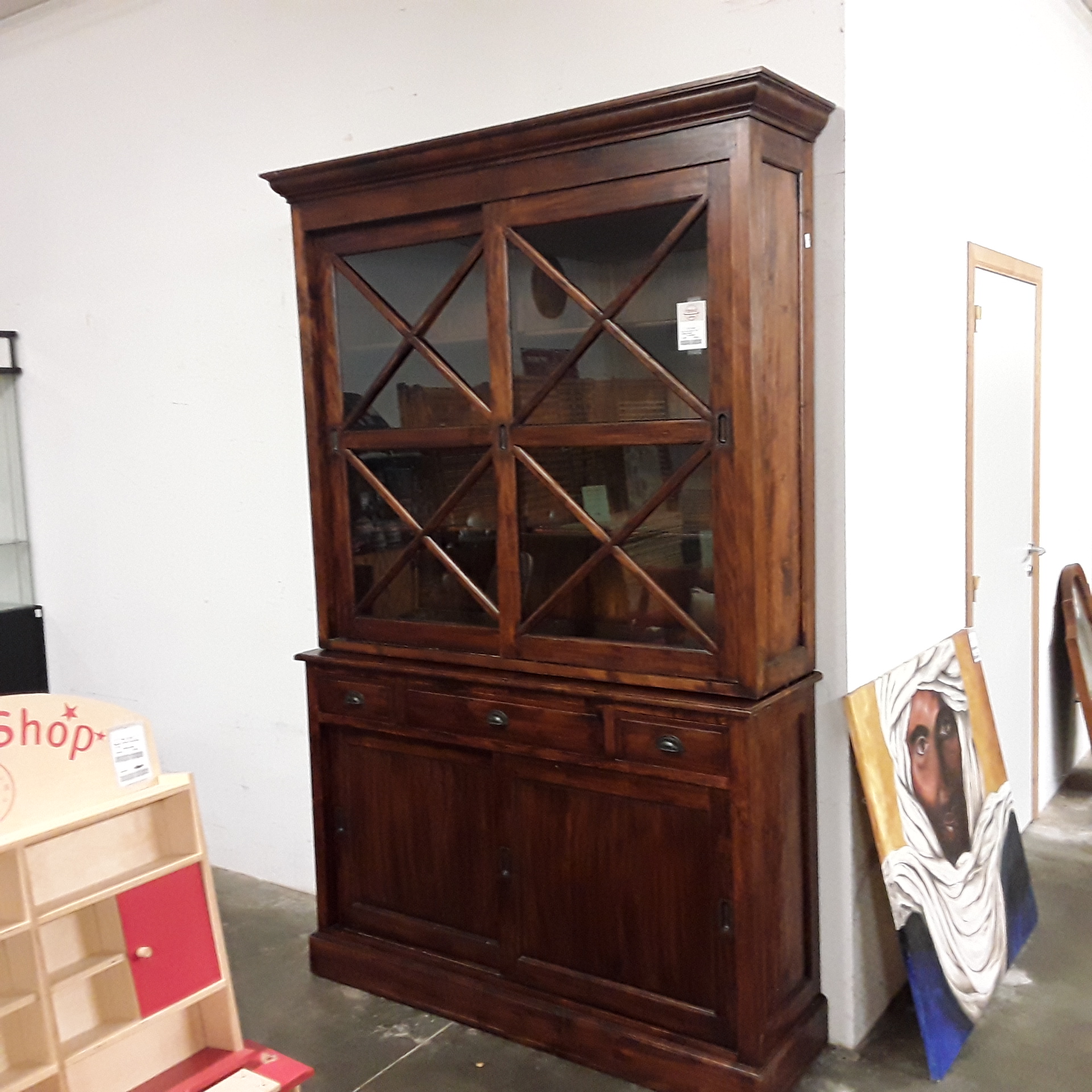 <p>Deux-corps vitré en Teck<br />4 portes 3 tiroirs<br />275,00 € T.T.C<br /><a href="/Article/122917?type=depose" style="color:white;" target="_blank">Lien vers l'article</a></p>