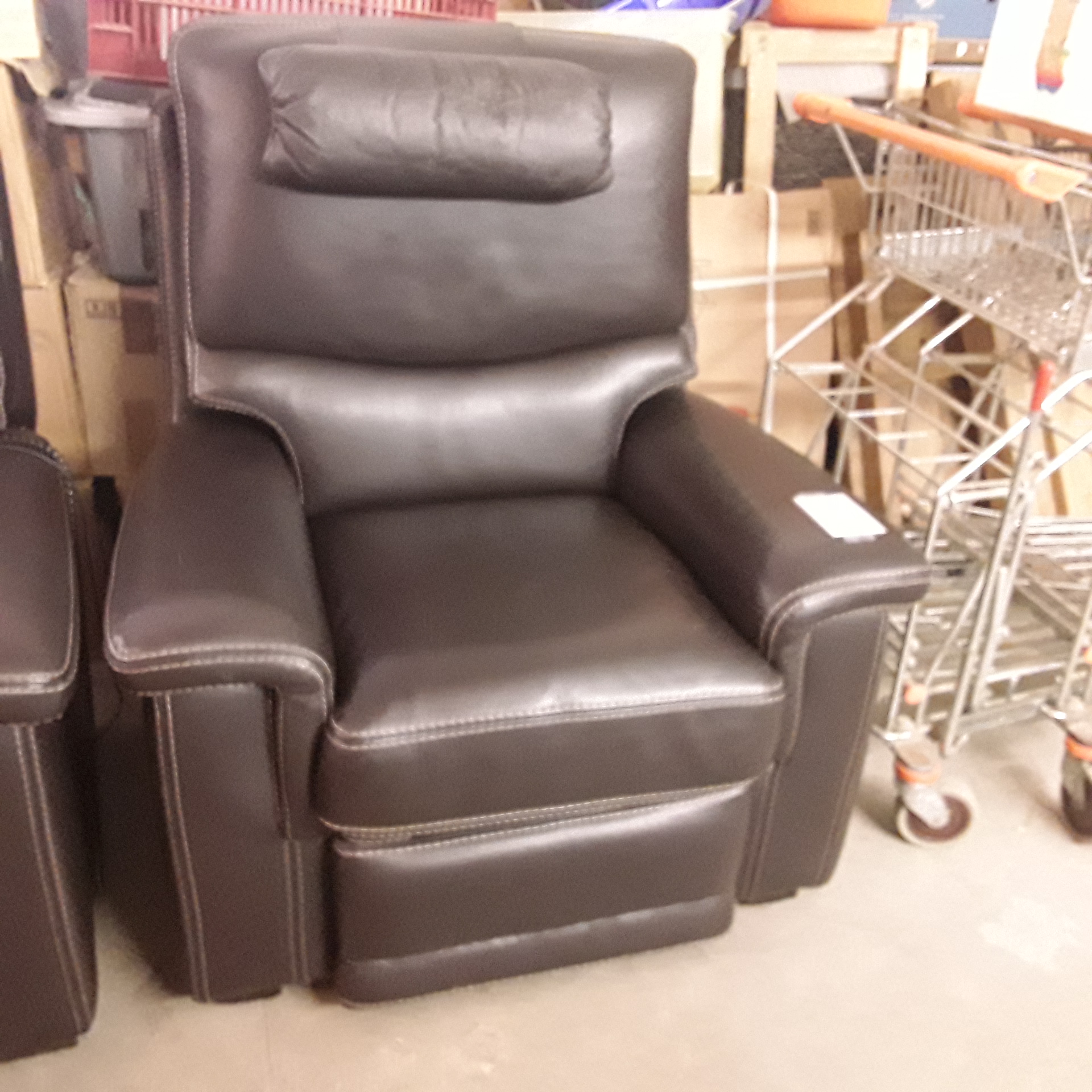 <p>Fauteuil 1 place cuir noir<br />100,00 € T.T.C<br /><a href="/Article/122297?type=depose" style="color:white;" target="_blank">Lien vers l&#39;article</a></p>