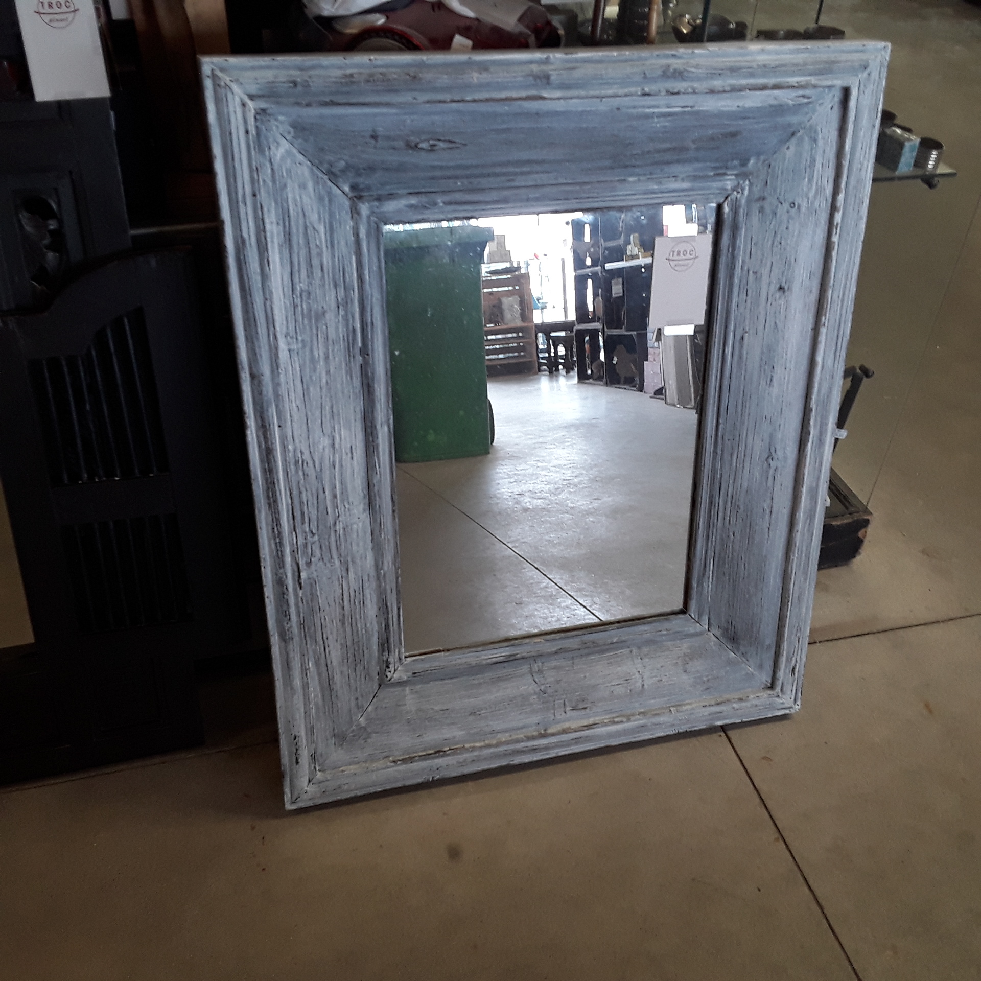 <p>Miroir gris rectangulaire<br />25,00 € T.T.C<br /><a href="/Article/122380?type=depose" style="color:white;" target="_blank">Lien vers l&#39;article</a></p>