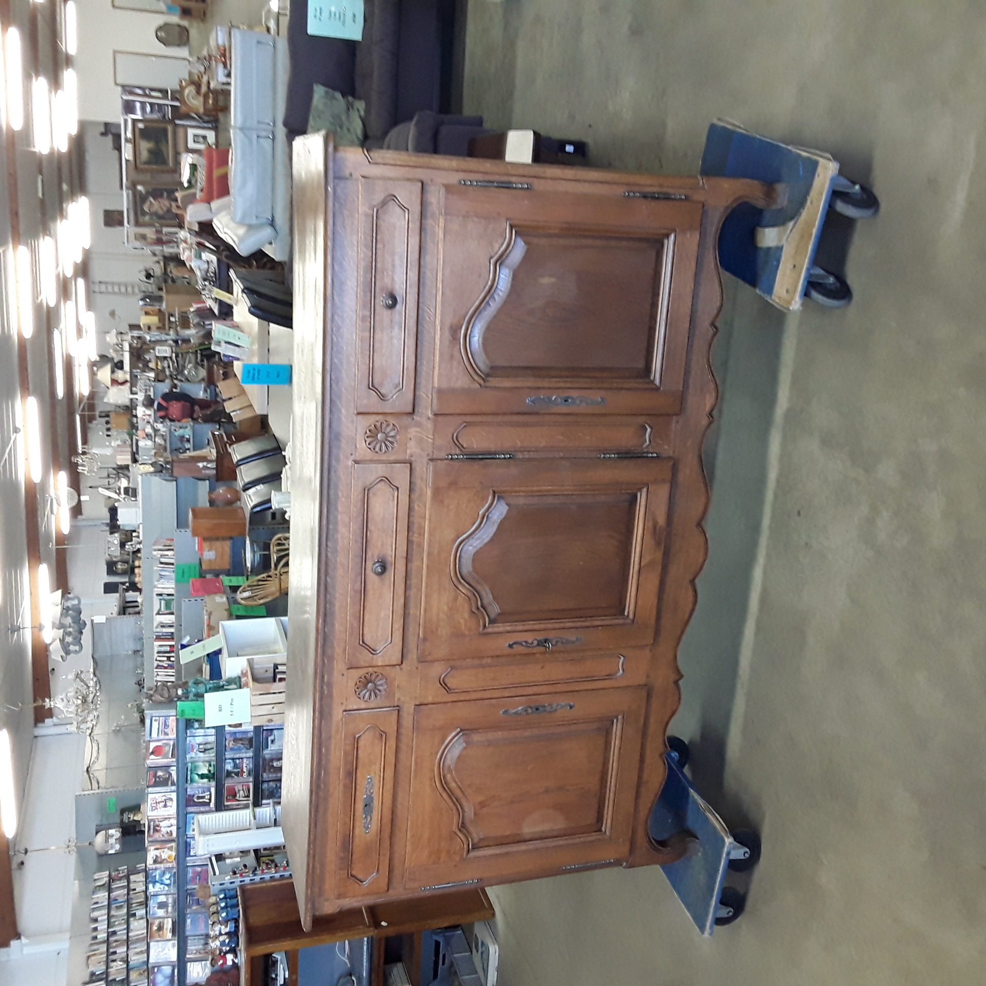 <p>Dressoir en chêne foncé 3porte<br />3 tiroirs <br />180,00 € T.T.C<br /><a href="/Article/123494?type=depose" style="color:white;" target="_blank">Lien vers l'article</a></p>