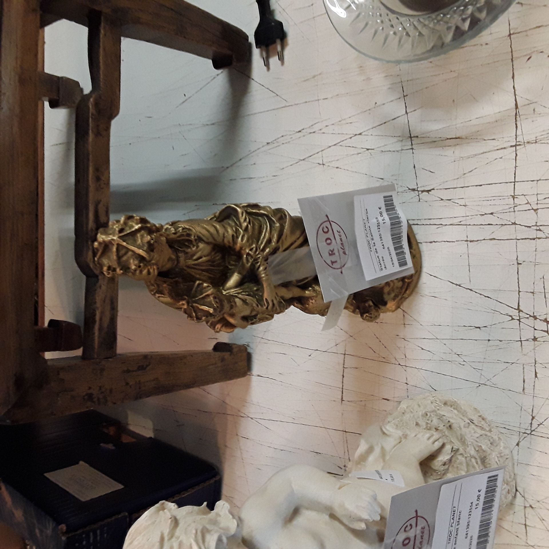 <p>Statue de la Sainte vierge<br />dorée<br />15,00 € T.T.C<br /><a href="/Article/123555?type=depose" style="color:white;" target="_blank">Lien vers l'article</a></p>