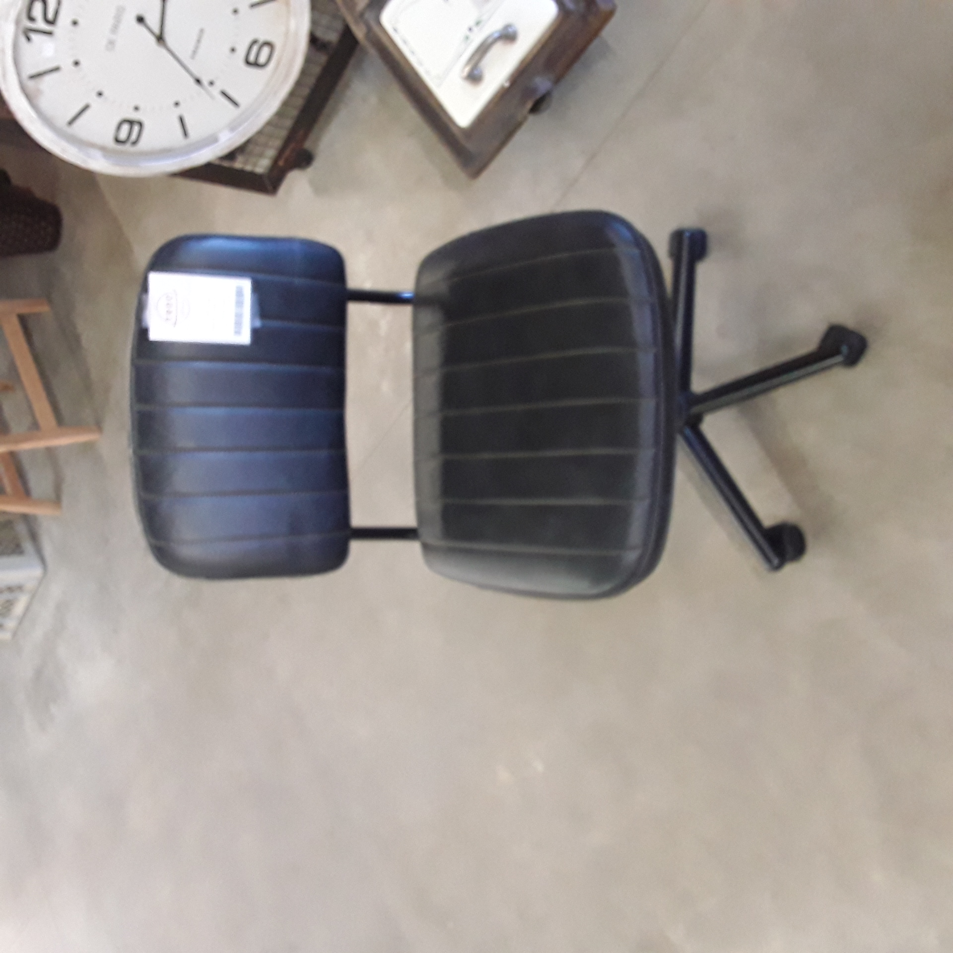 <p>Chaise de bureau noir <br />40,00 € T.T.C<br /><a href="/Article/123433?type=depose" style="color:white;" target="_blank">Lien vers l'article</a></p>