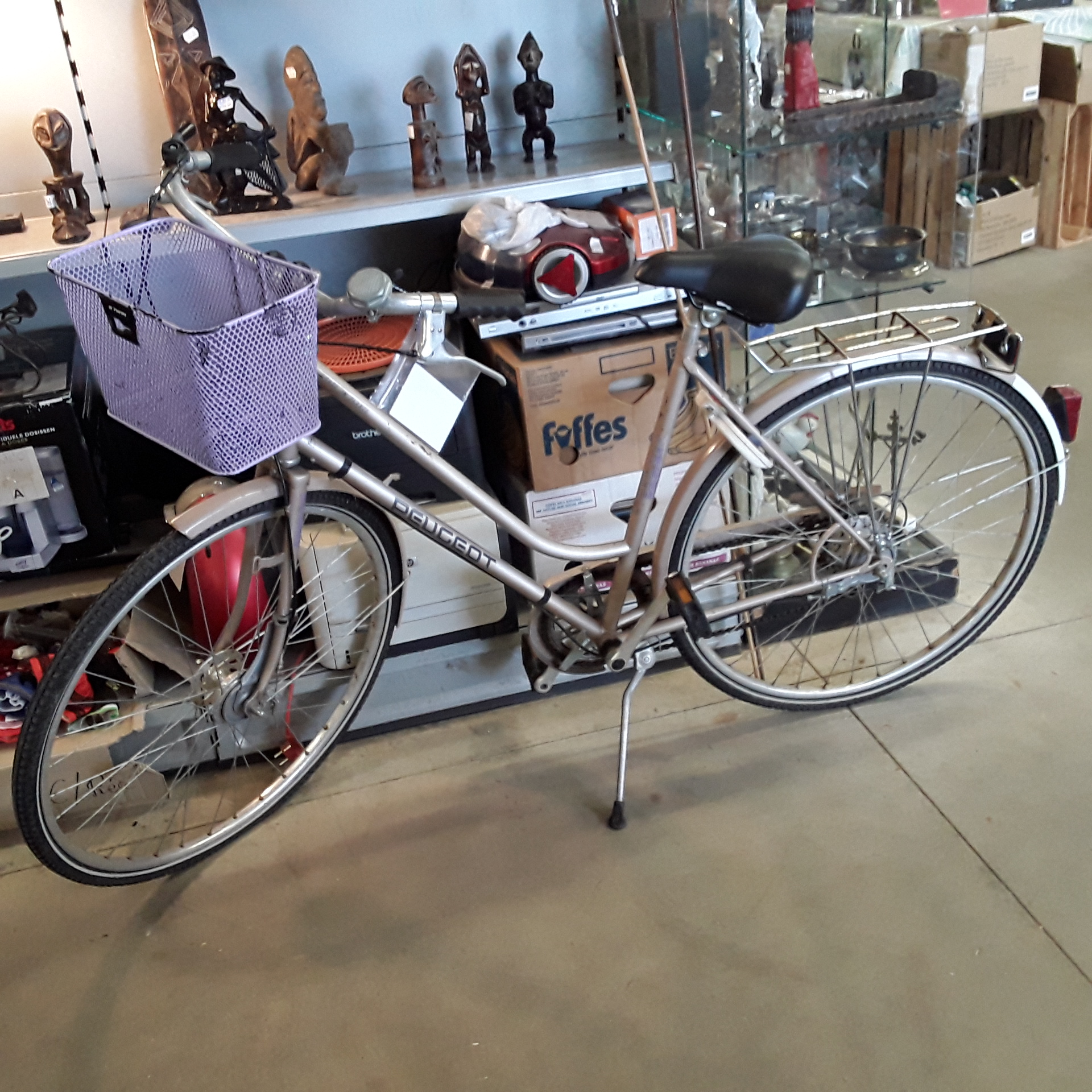 <p>Vélo Peugeot avec panier<br />+clé blocage roue arrière<br />80,00 € T.T.C<br /><a href="/Article/121604?type=depose" style="color:white;" target="_blank">Lien vers l&#39;article</a></p>
