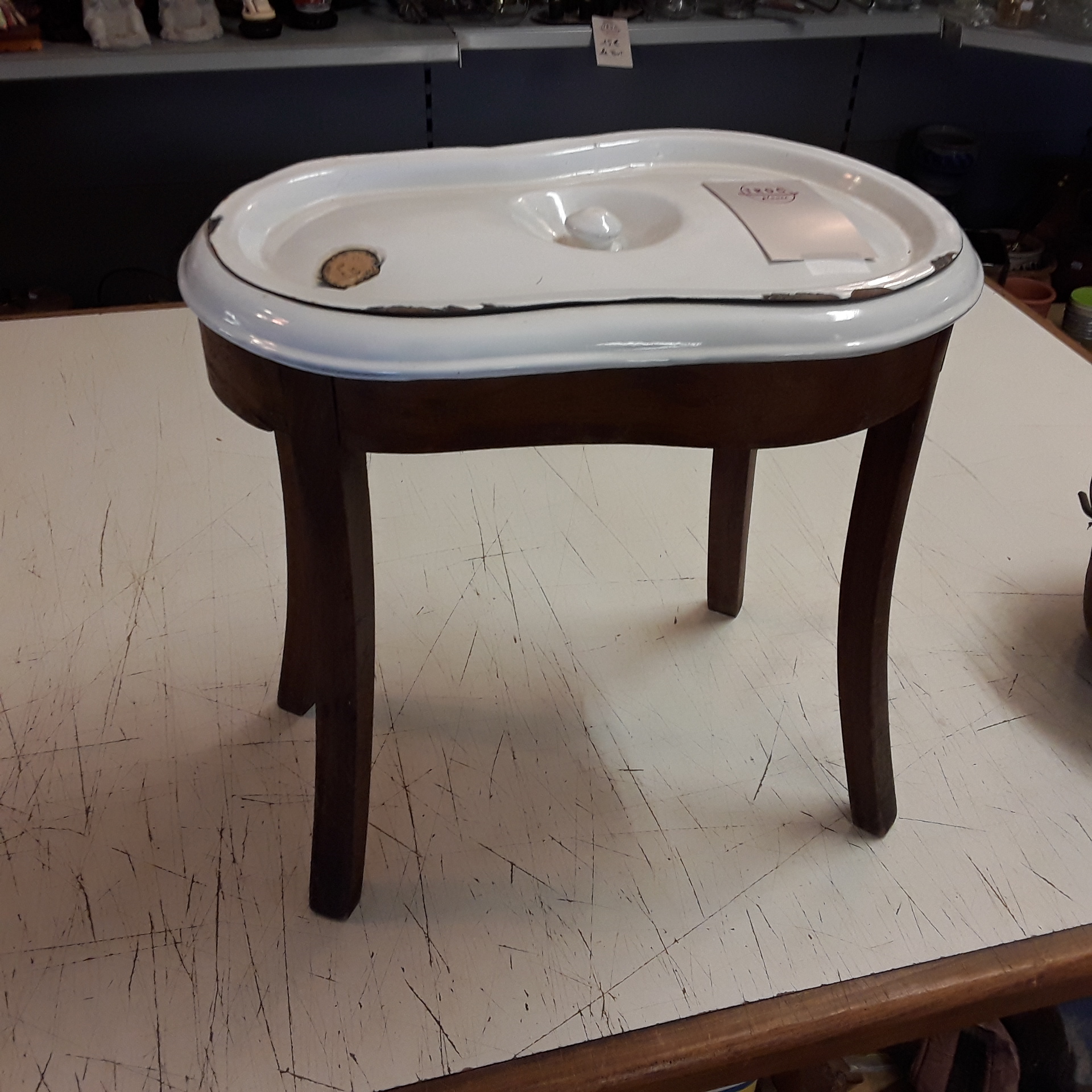 <p>Bidet émaillé sur socle bois<br />20,00 € T.T.C<br /><a href="/Article/122441?type=depose" style="color:white;" target="_blank">Lien vers l'article</a></p>