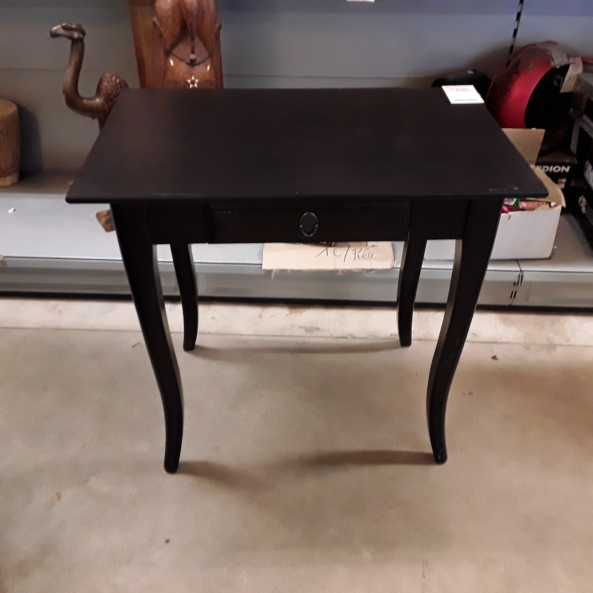 <p>Table d'appoint noire<br />1 tiroir<br />30,00 € T.T.C<br /><a href="/Article/122886?type=depose" style="color:white;" target="_blank">Lien vers l'article</a></p>