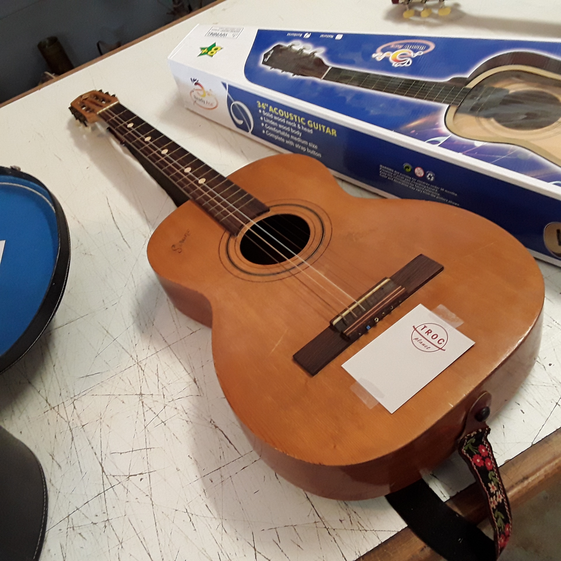 <p>Guitare Serano ancienne<br />60,00 € T.T.C<br /><a href="/Article/121722?type=depose" style="color:white;" target="_blank">Lien vers l&#39;article</a></p>