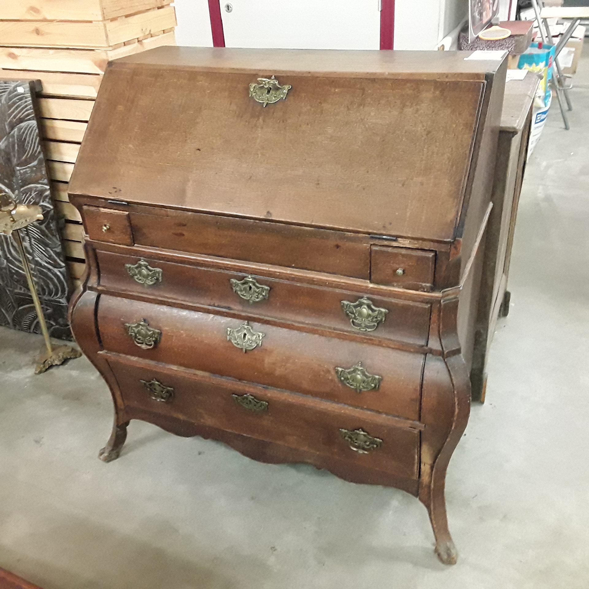 <p>Secrétaire galbé 5 tiroirs<br />1 abattant  <br />76,00 € T.T.C<br /><a href="/Article/122696?type=depose" style="color:white;" target="_blank">Lien vers l'article</a></p>