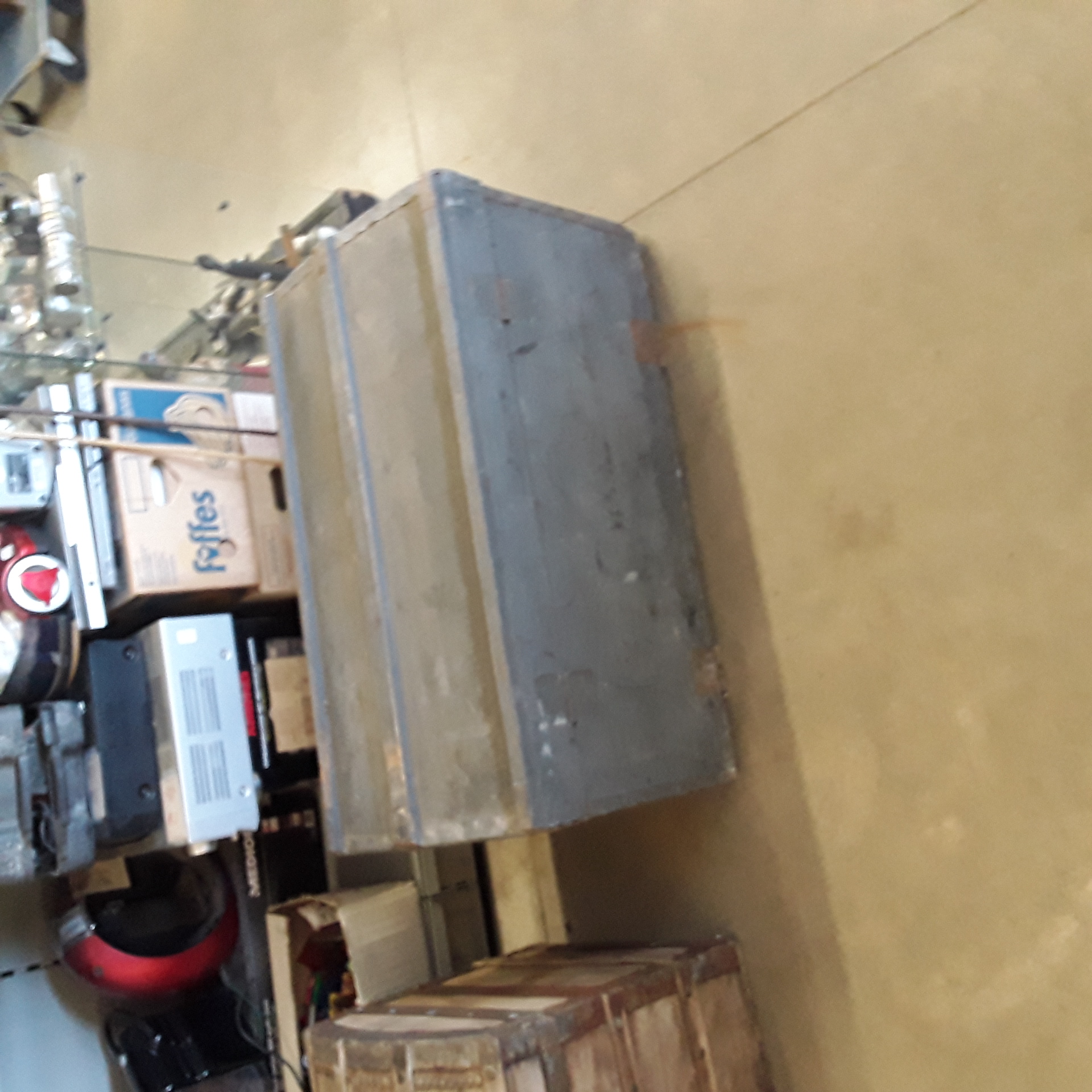 <p>Coffre en couleur gris<br />30,00 € T.T.C<br /><a href="/Article/123497?type=depose" style="color:white;" target="_blank">Lien vers l'article</a></p>