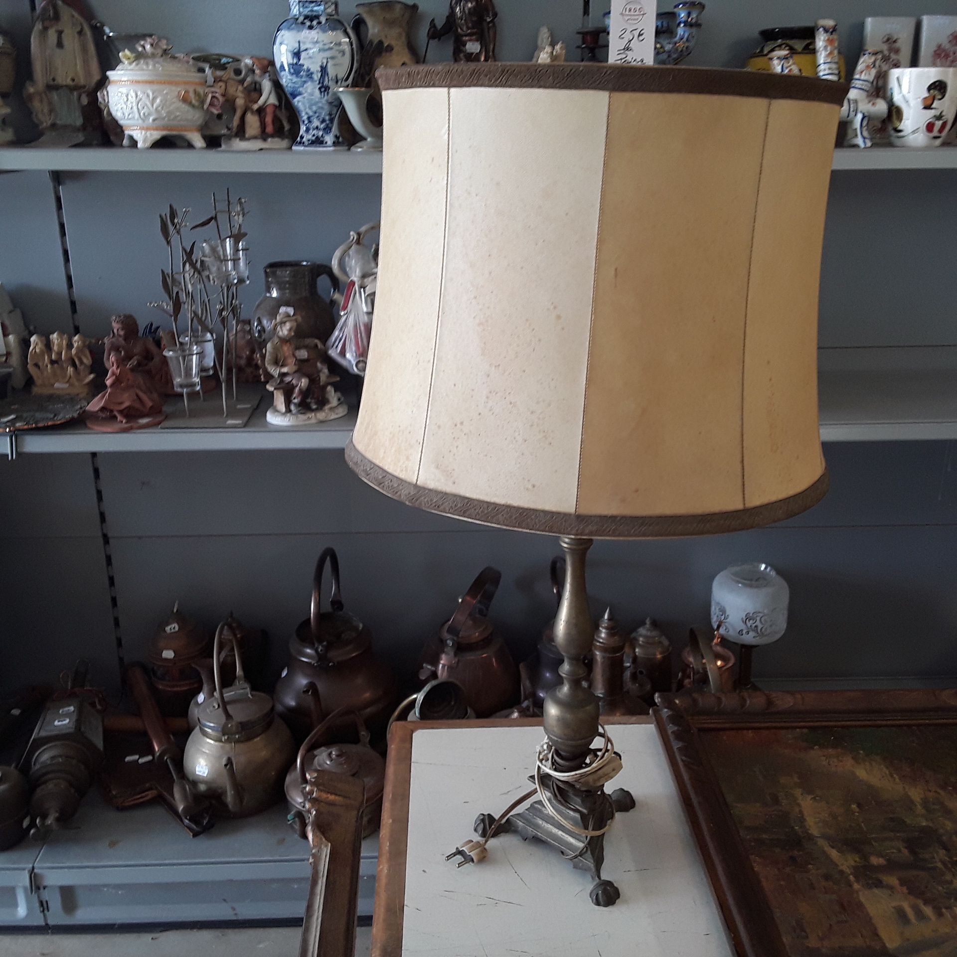 <p>Lampe cuivre abat-jour<br />crême<br />30,00 € T.T.C<br /><a href="/Article/122244?type=depose" style="color:white;" target="_blank">Lien vers l&#39;article</a></p>