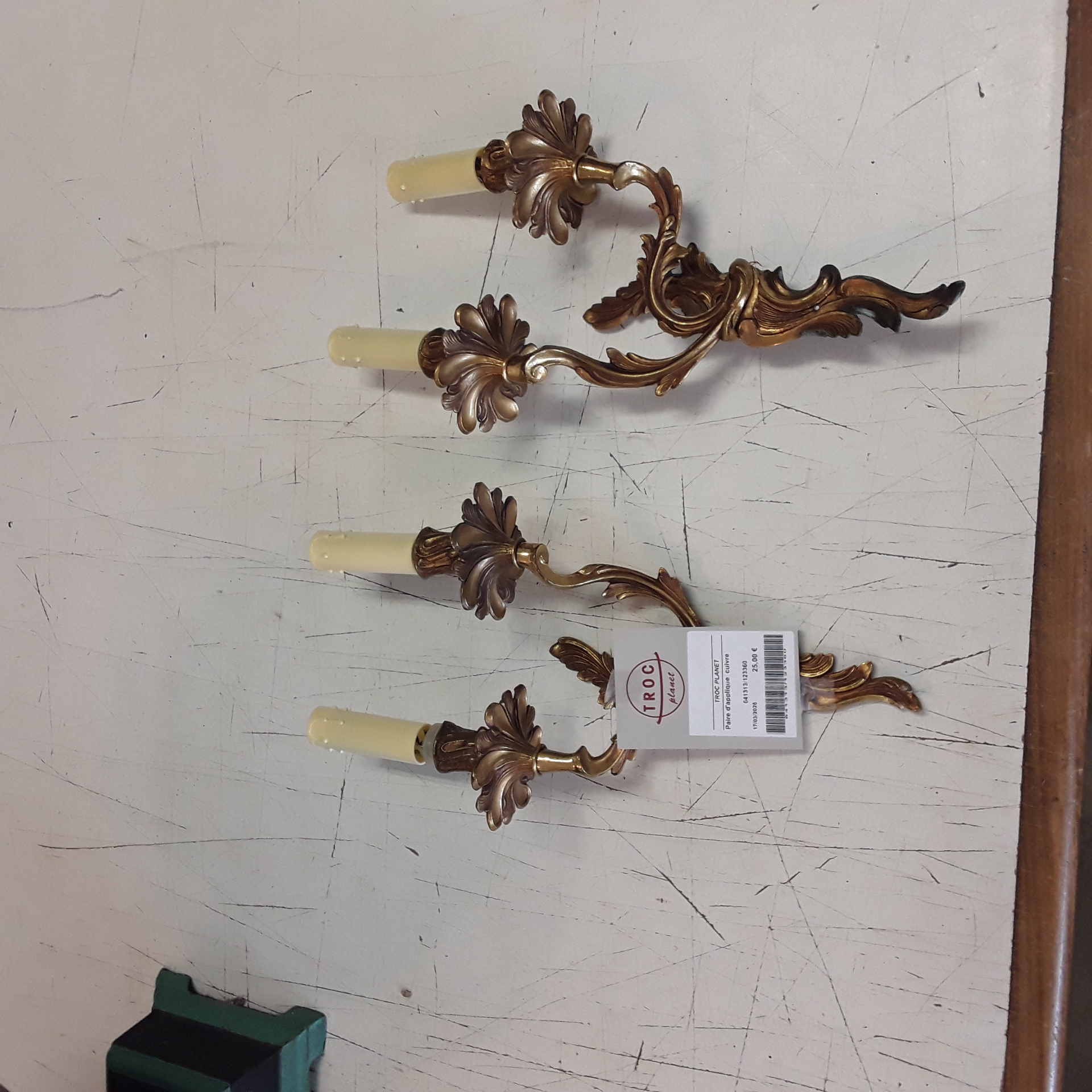 <p>Paire d'appliques  cuivre<br />25,00 € T.T.C<br /><a href="/Article/123360?type=depose" style="color:white;" target="_blank">Lien vers l'article</a></p>