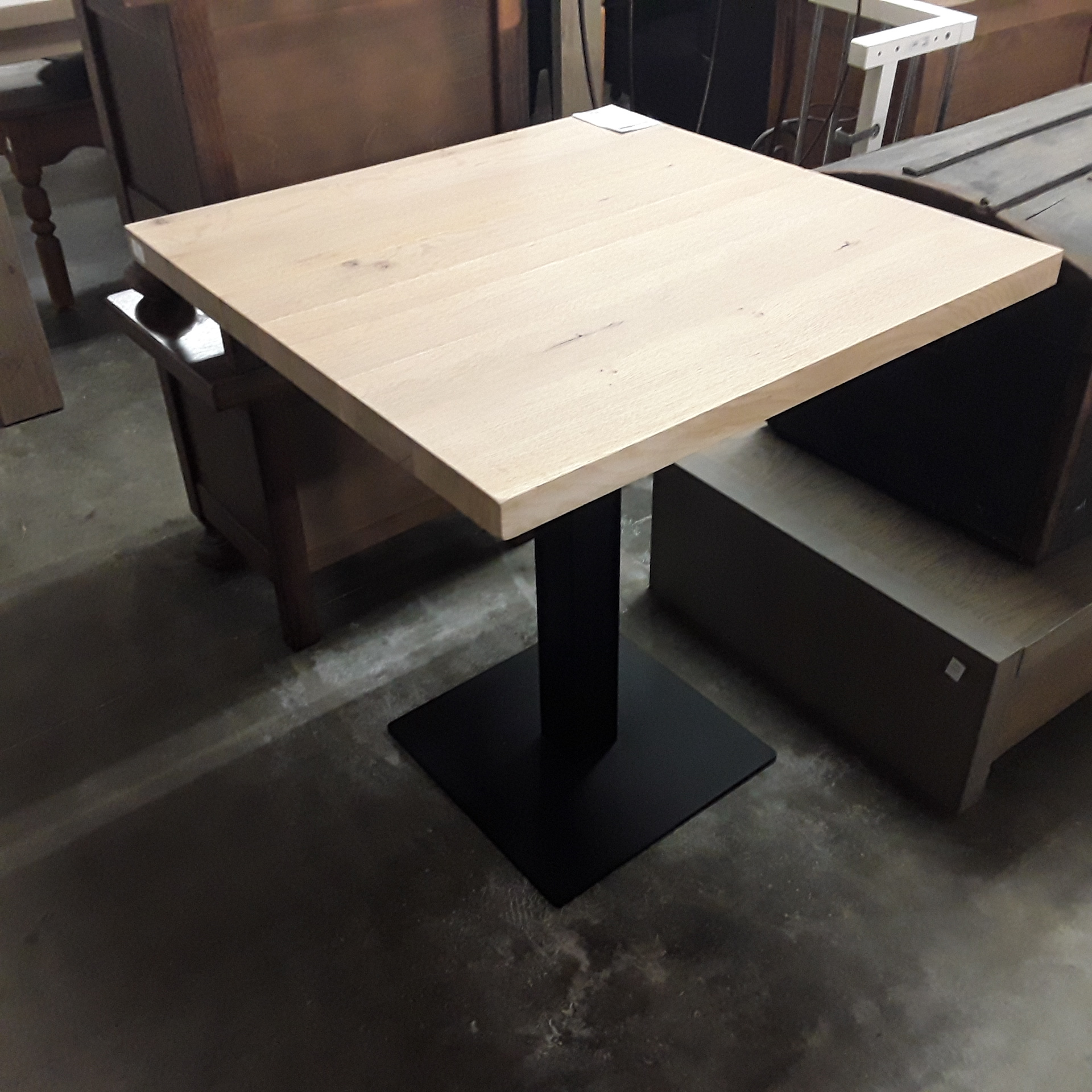 <p>Table d'appoint chêne massif<br />70 x 70 cm pied métal<br />239,00 € T.T.C<br /><a href="/Article/122300?type=depose" style="color:white;" target="_blank">Lien vers l&#39;article</a></p>