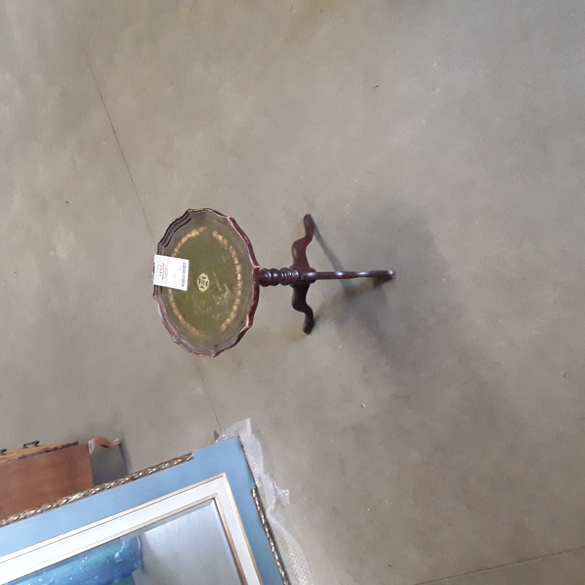 <p>Petit guéridon<br />25,00 € T.T.C<br /><a href="/Article/123459?type=depose" style="color:white;" target="_blank">Lien vers l'article</a></p>