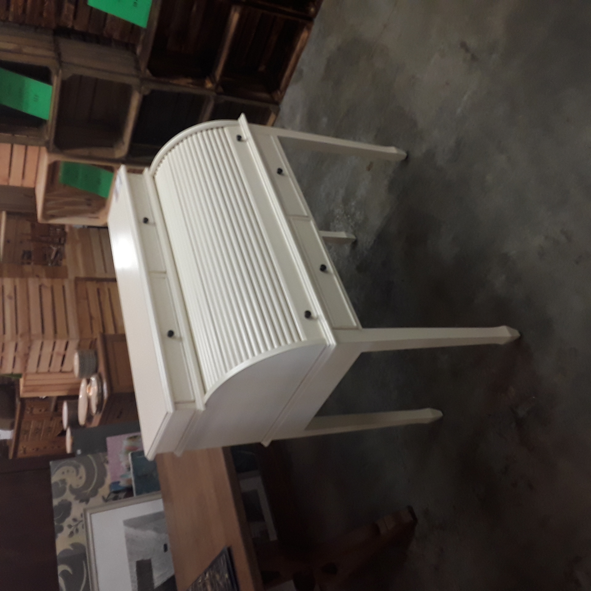 <p>Bureau à volet blanc<br />120,00 € T.T.C<br /><a href="/Article/124554?type=depose" style="color:white;" target="_blank">Lien vers l'article</a></p>