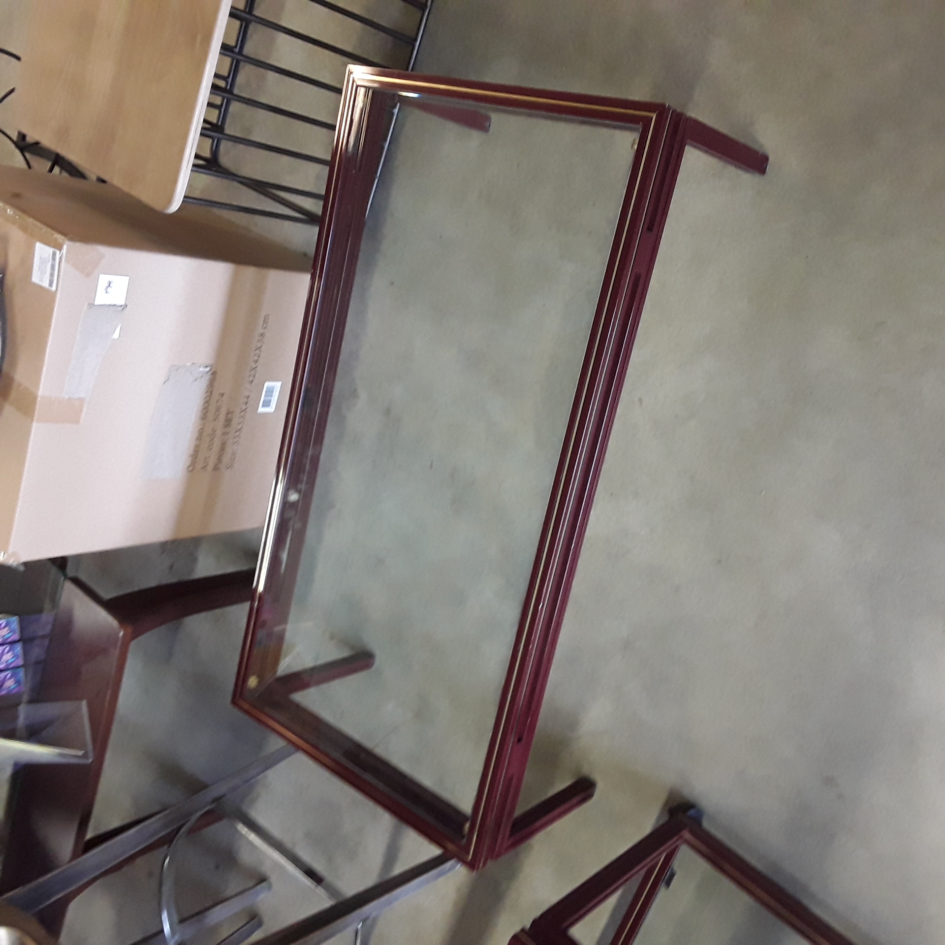 <p>Table de salon : Piere Vandel<br />Alu  + verre <br />40,00 € T.T.C<br /><a href="/Article/124064?type=depose" style="color:white;" target="_blank">Lien vers l'article</a></p>