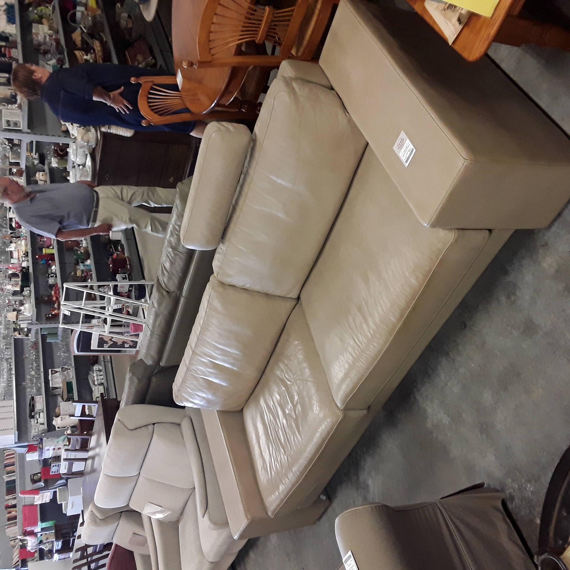 <p>Fauteuil 3 places cuir beige<br />150,00 € T.T.C<br /><a href="/Article/124092?type=depose" style="color:white;" target="_blank">Lien vers l'article</a></p>