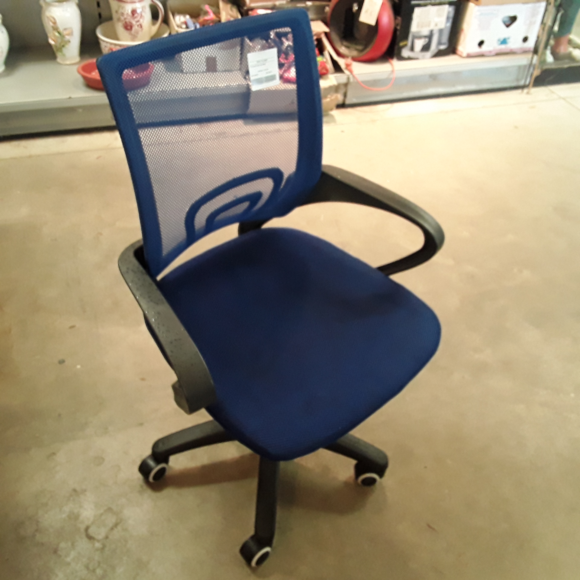 <p>Fauteuil de bureau<br />25,00 € T.T.C<br /><a href="/Article/122453?type=depose" style="color:white;" target="_blank">Lien vers l'article</a></p>