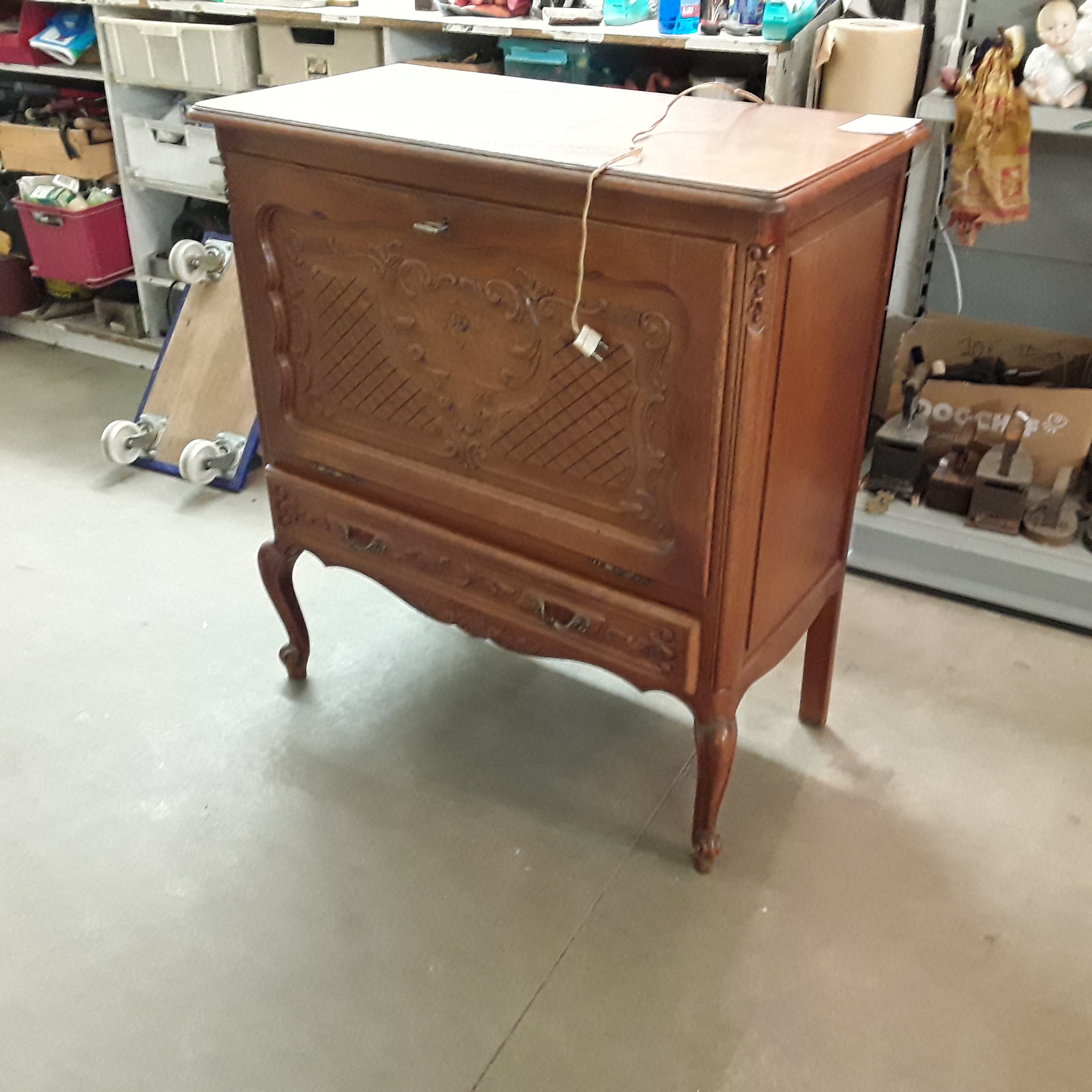 <p>Meuble 1 abatant 1 tiroir<br />style Louis XV<br />40,00 € T.T.C<br /><a href="/Article/122892?type=depose" style="color:white;" target="_blank">Lien vers l'article</a></p>