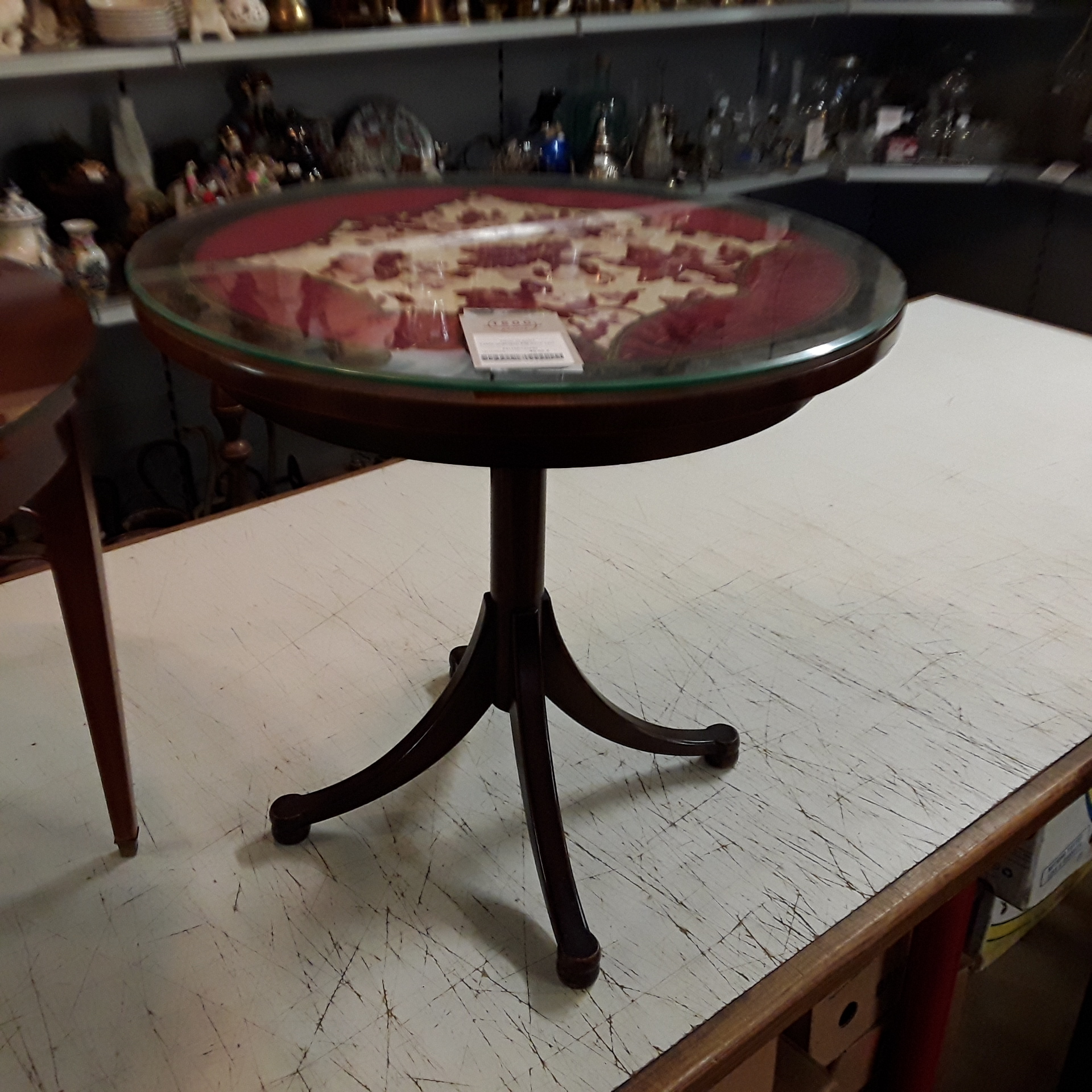 <p>Table guéridon PM avec verre<br />40,00 € T.T.C<br /><a href="/Article/122890?type=depose" style="color:white;" target="_blank">Lien vers l'article</a></p>