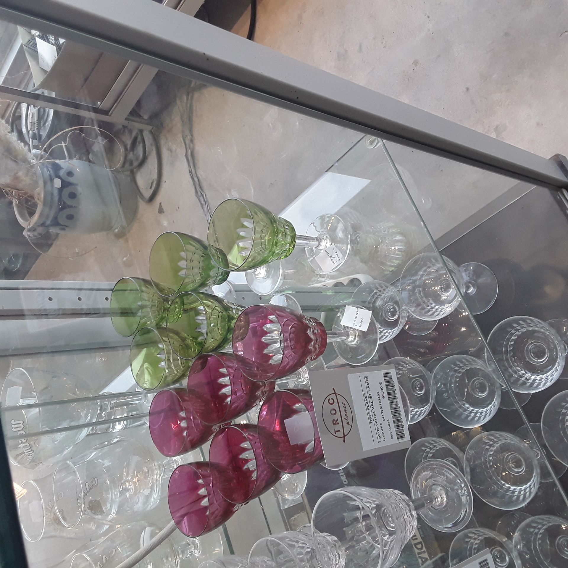 <p>Lot de verres VAL ST LAMBERT<br />Colorés<br />76,00 € T.T.C<br /><a href="/Article/123402?type=depose" style="color:white;" target="_blank">Lien vers l'article</a></p>