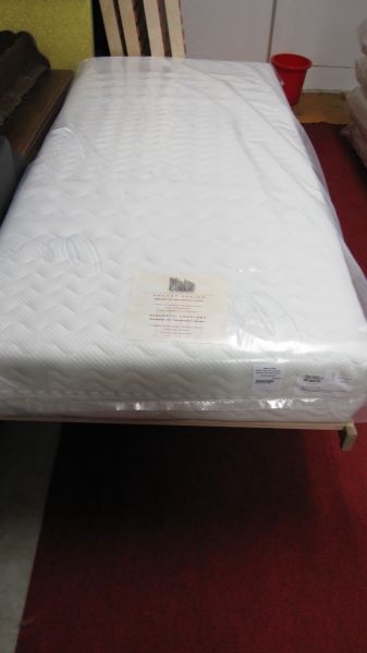 <p>Matelas Plato-Visco 90x200 Cm<br />Med/23cm/7zon/ress ensach/déh.<br />429,00 € T.T.C<br /><a href="/Article/800?type=neuf" style="color:white;" target="_blank">Lien vers l&#39;article</a></p>