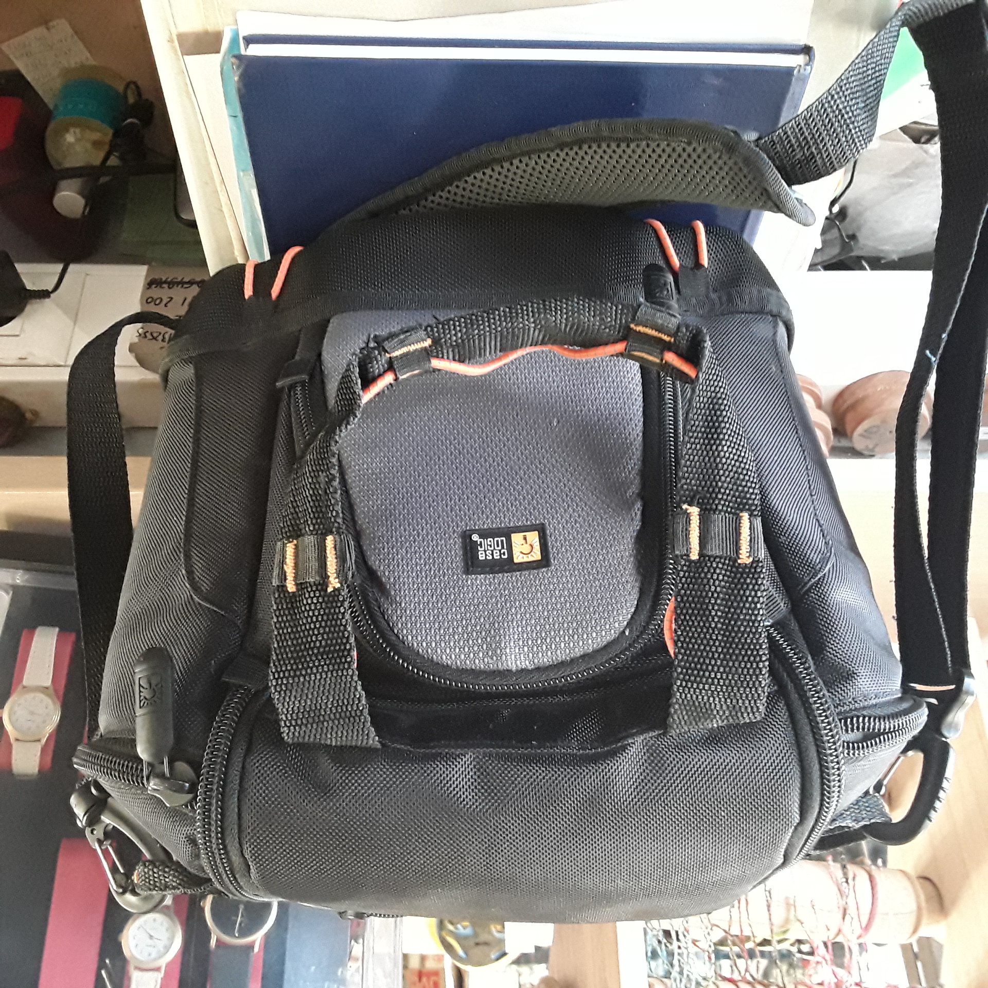 <p>Sac photo Case Logic<br />12,00 € T.T.C<br /><a href="/Article/122685?type=depose" style="color:white;" target="_blank">Lien vers l'article</a></p>