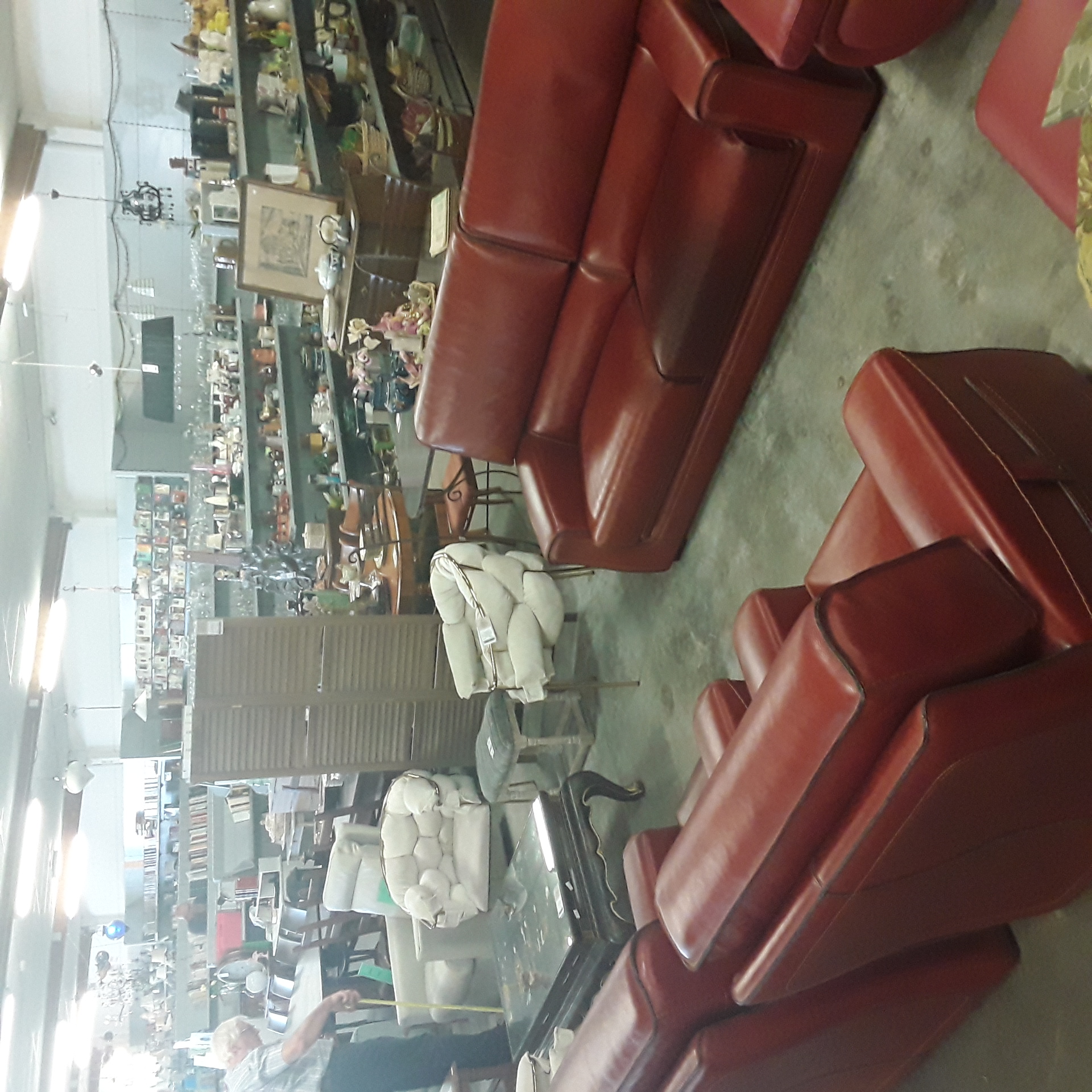 <p>Fauteuil 2 places + 2x 1places<br /> cuir rouge<br />400,00 € T.T.C<br /><a href="/Article/124547?type=depose" style="color:white;" target="_blank">Lien vers l'article</a></p>